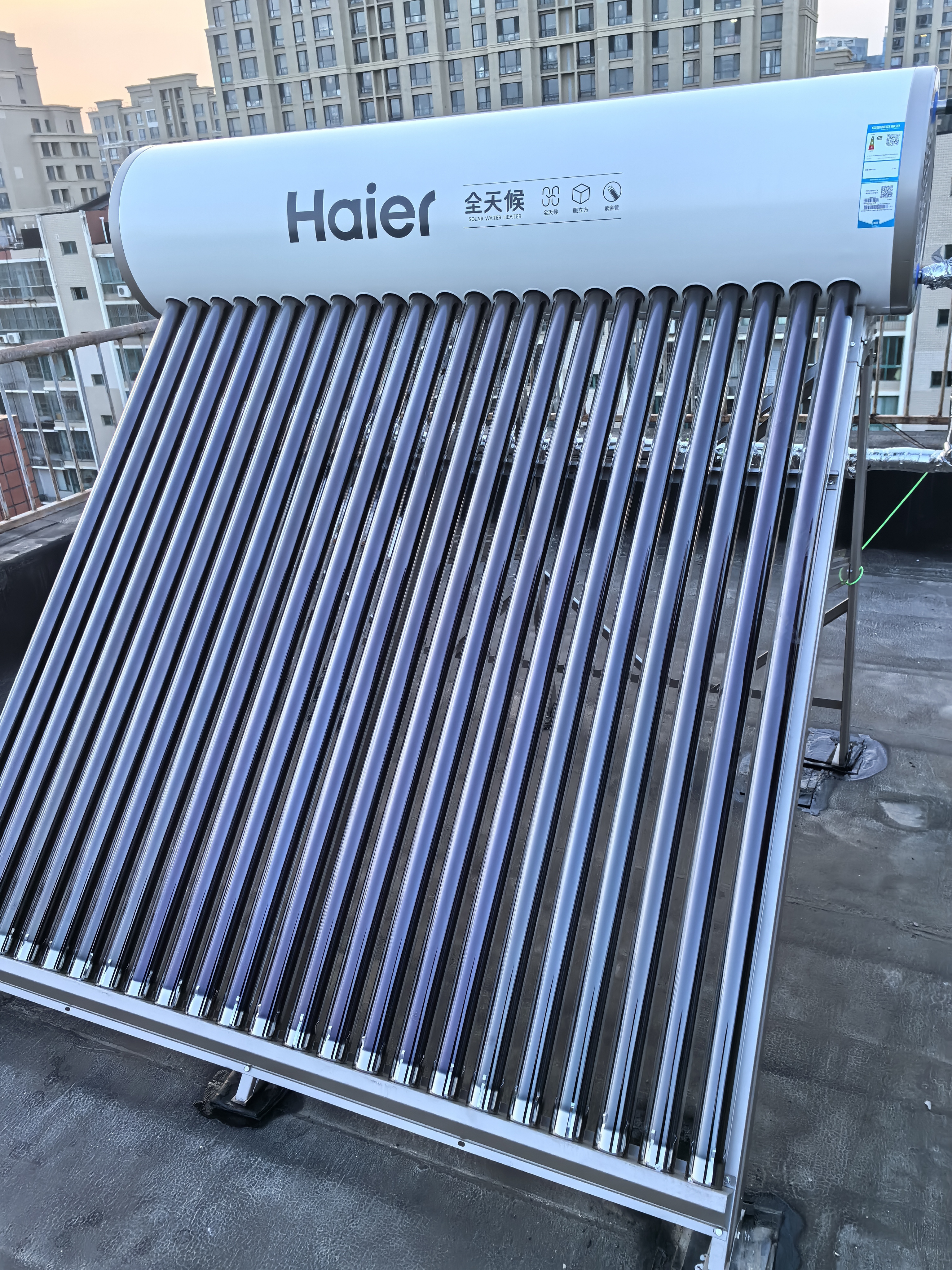 海尔（Haier）太阳能热水器家用210升一级能效自动定时上水 热水全天候WIFI电辅加热水箱升级 24管210升J7 实拍图