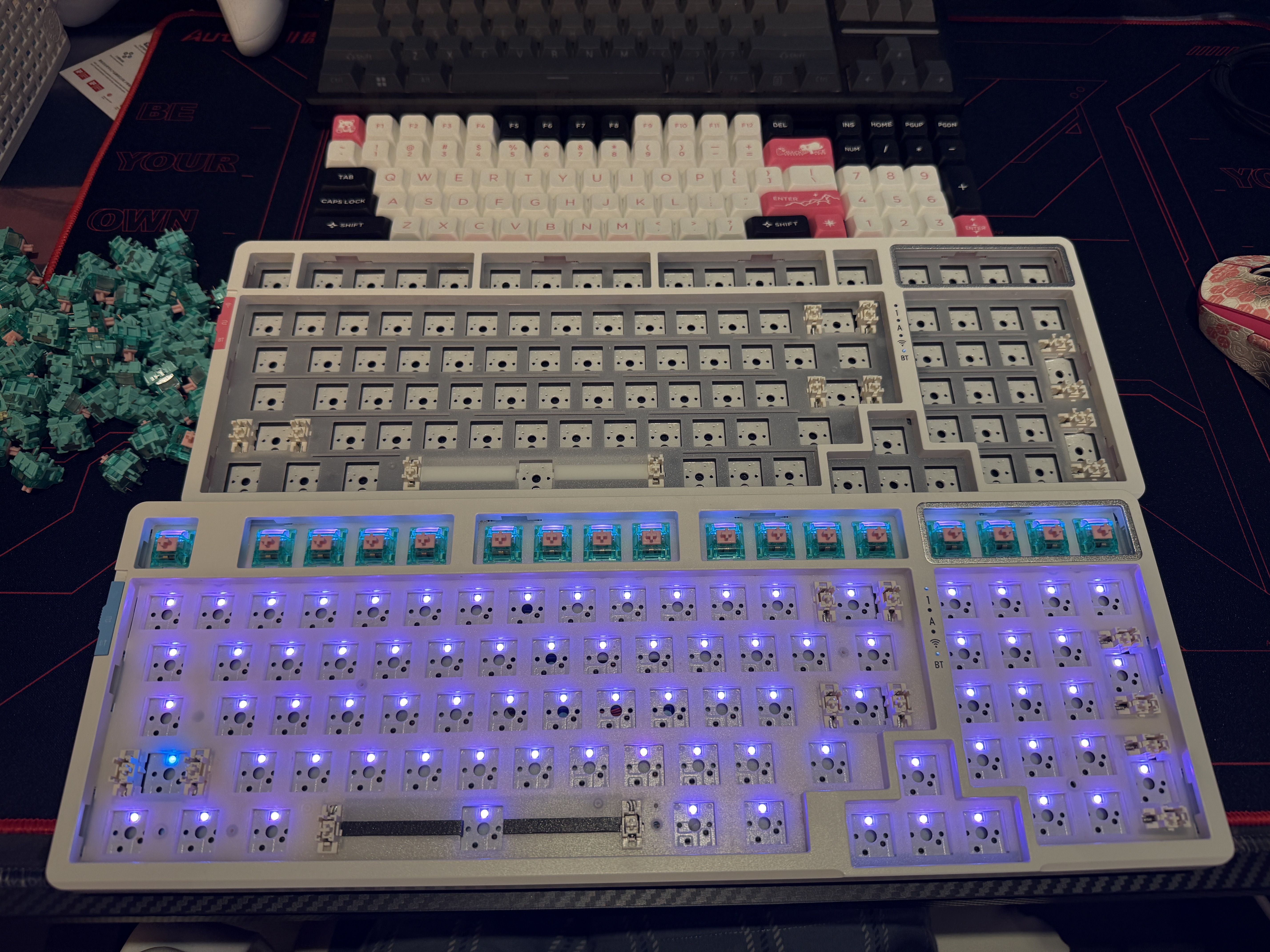 VGN V98Pro V3/V4 有线/蓝牙/无线三模客制化机械键盘99键 10000mAh电池gasket结构 电竞游戏办公 V98Pro-V3 黛玉轴 草莓熊限定款 实拍图