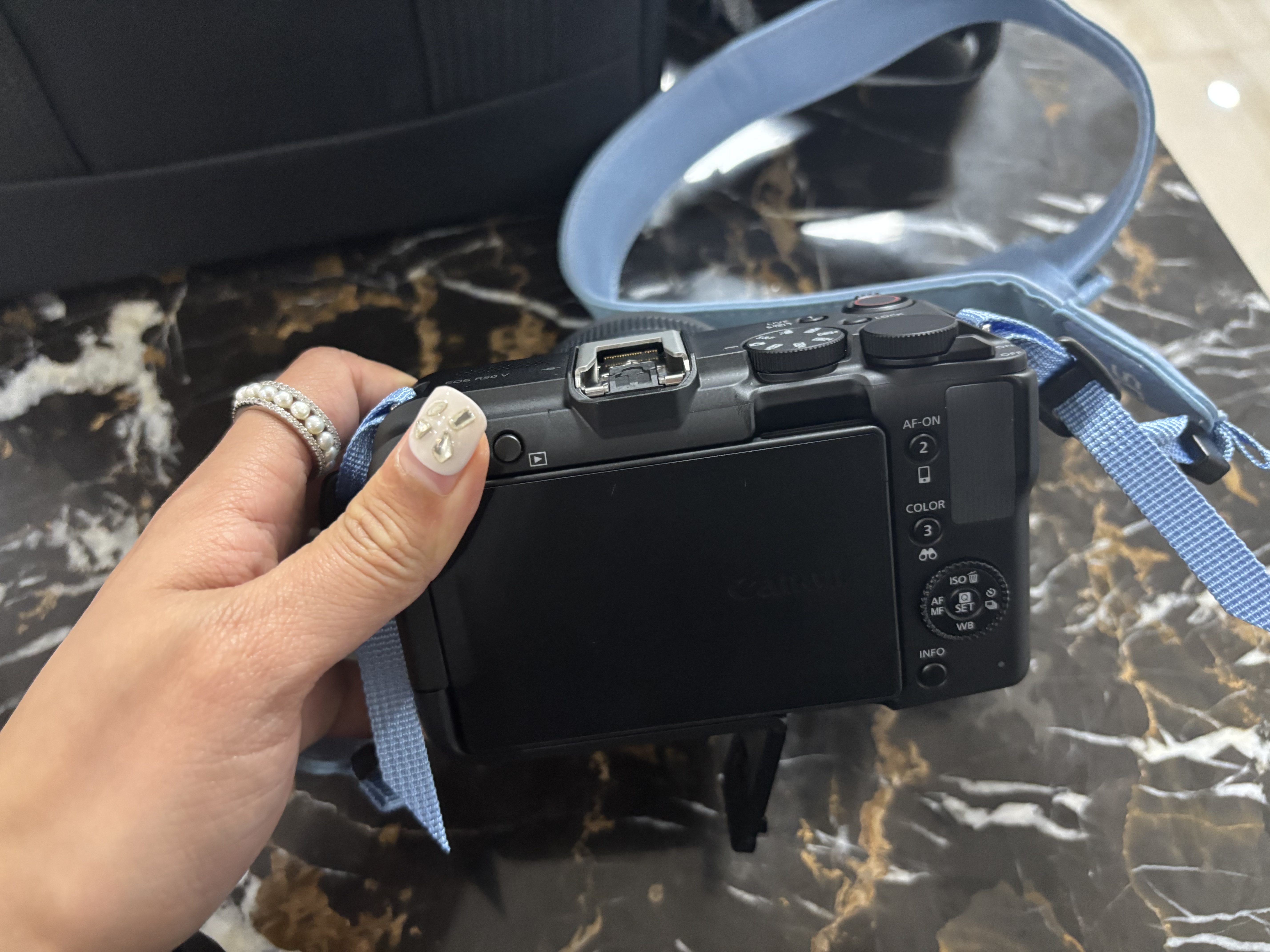 佳能（Canon）R50V微单相机 4K视频旅行家用学生vlog直播创意视频机 r50v家用自拍美颜 送礼好物 R50V黑色 14-30 STM套机【爆款热销】 套餐一【含128G卡~摄影包~电池~v 实拍图