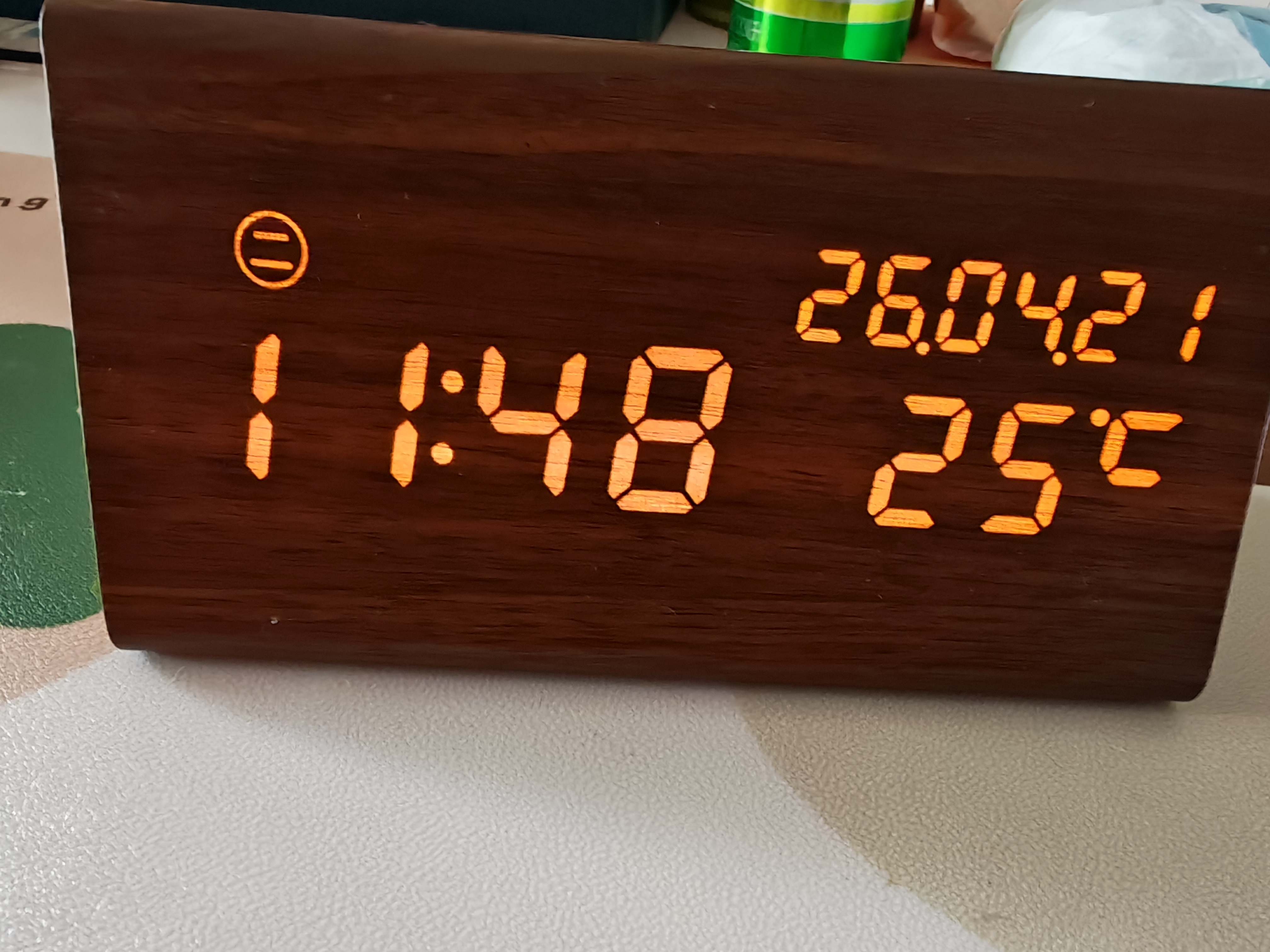 WOOD SHOW复古木质闹钟 LED静音电子钟创意床头钟客厅座钟摆件夜光时钟闹表创意北欧风电子闹钟夜光温度钟 新1610三角形【棕木白字】充电款 实拍图