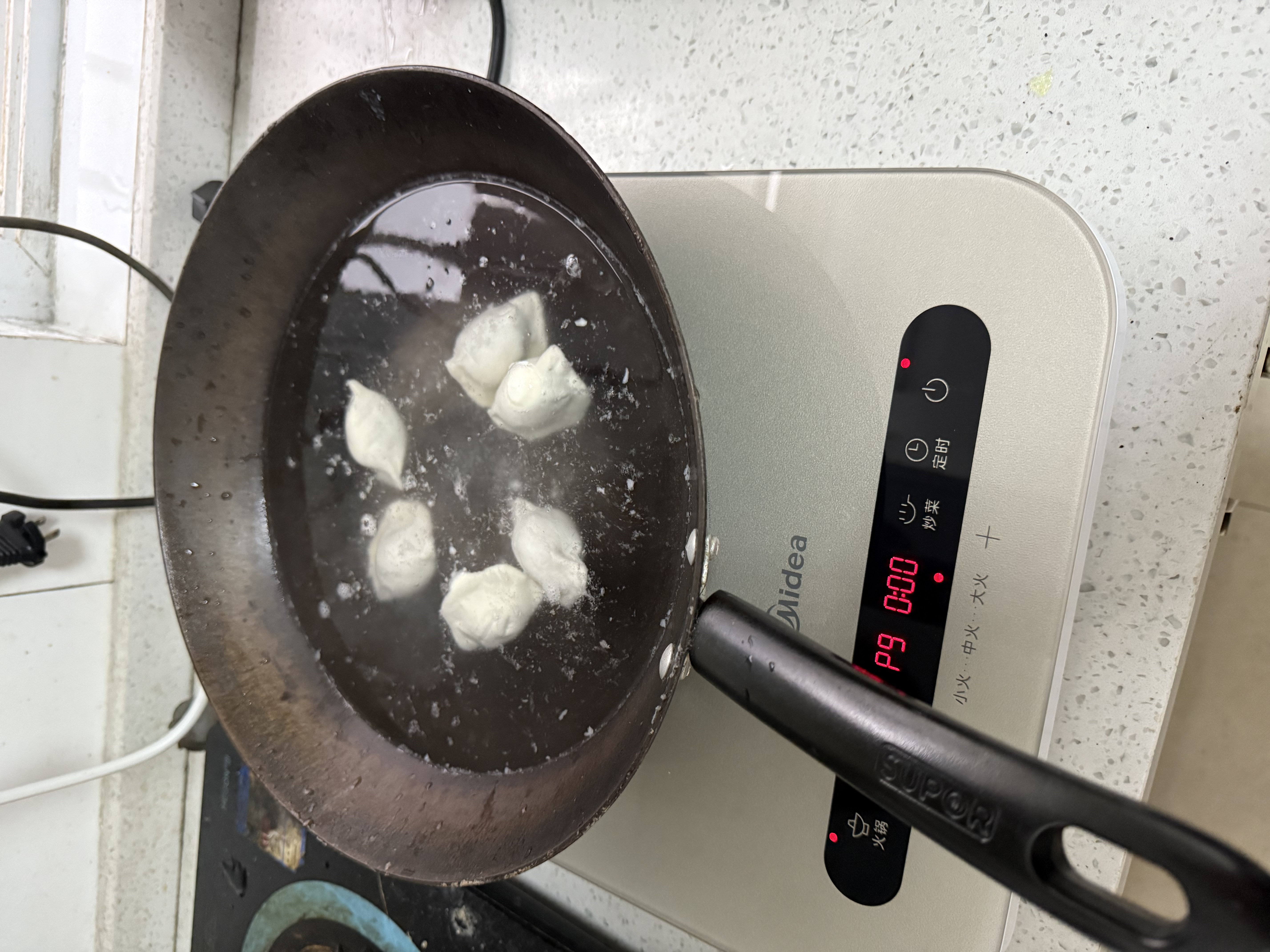 美的（Midea）电磁炉 2200W家用大功率电磁灶 9档匀火4D防水多功能烹饪 一键爆炒触控面板 线下门店同款一套带锅 升级二级能效丨恒匀火丨2200W猛火 实拍图