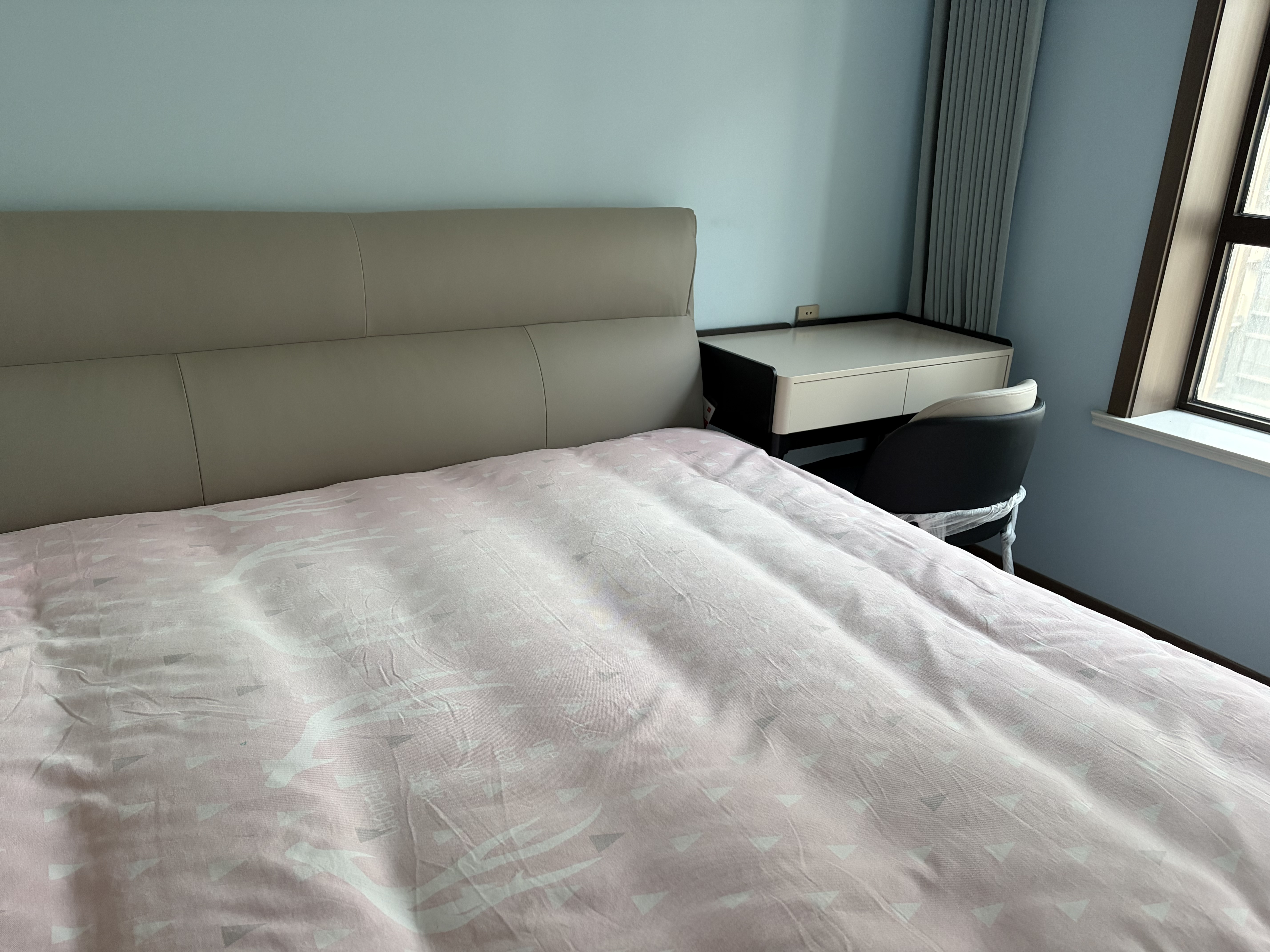 拾家（HOME COLLECTOR）现代简约实木书桌家用书房儿童学习电脑桌子卧室床边化妆桌梳妆台 0.9米书桌-米杏灰色 书桌+靠背椅组合 实拍图