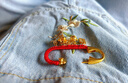 中国黄金（CHINA GOLD）吉祥五宝黄金胸针宝宝足金孕妇别针新生儿压惊满月周岁生日礼物 足金马年孕妇压惊宝宝别针 金重约1.2g 实拍图