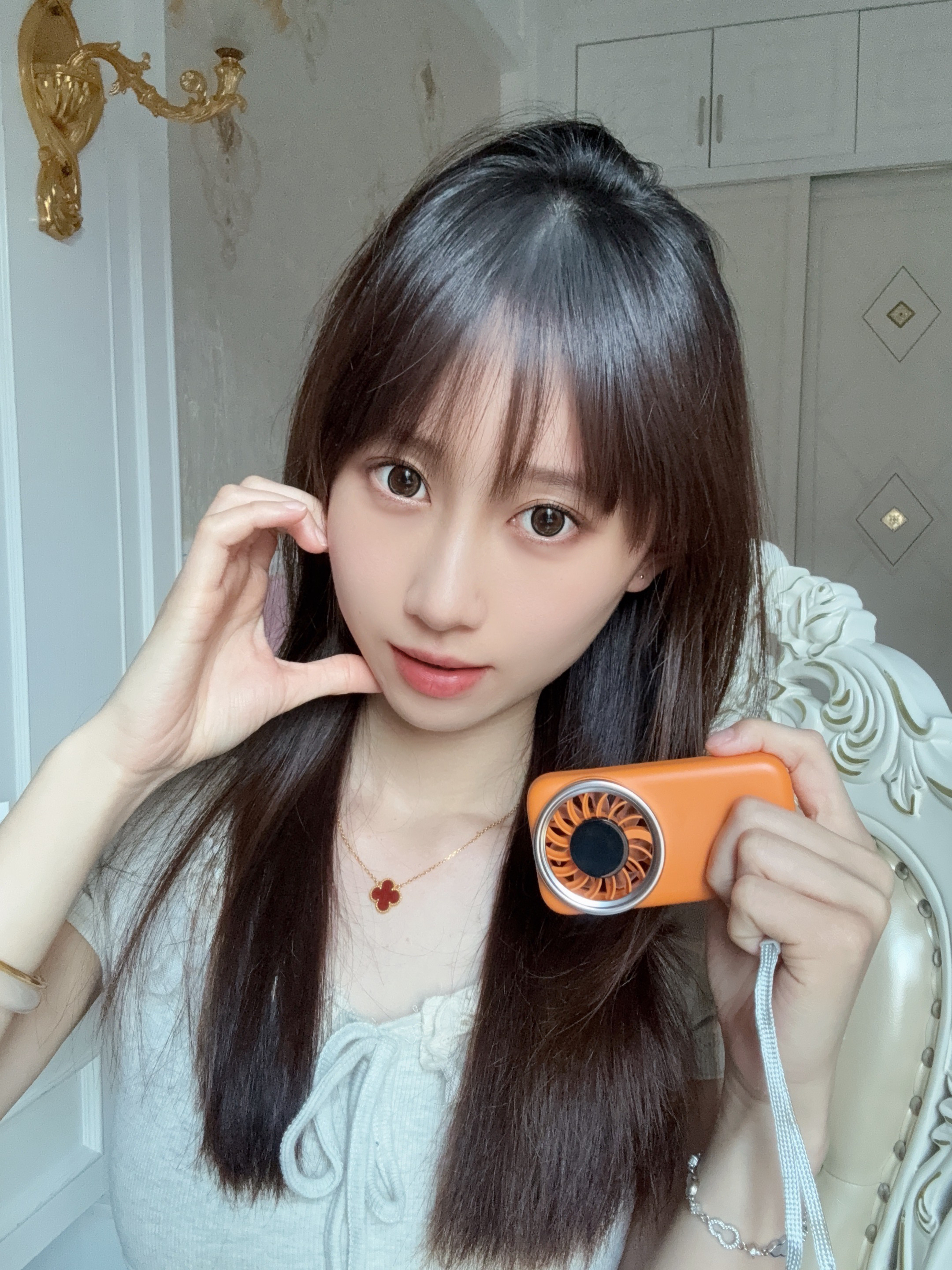 卡莱澳手持小风扇便携超薄迷你充电随身无刷电机小风扇办公室学生宿舍桌面户外小电扇 实拍图