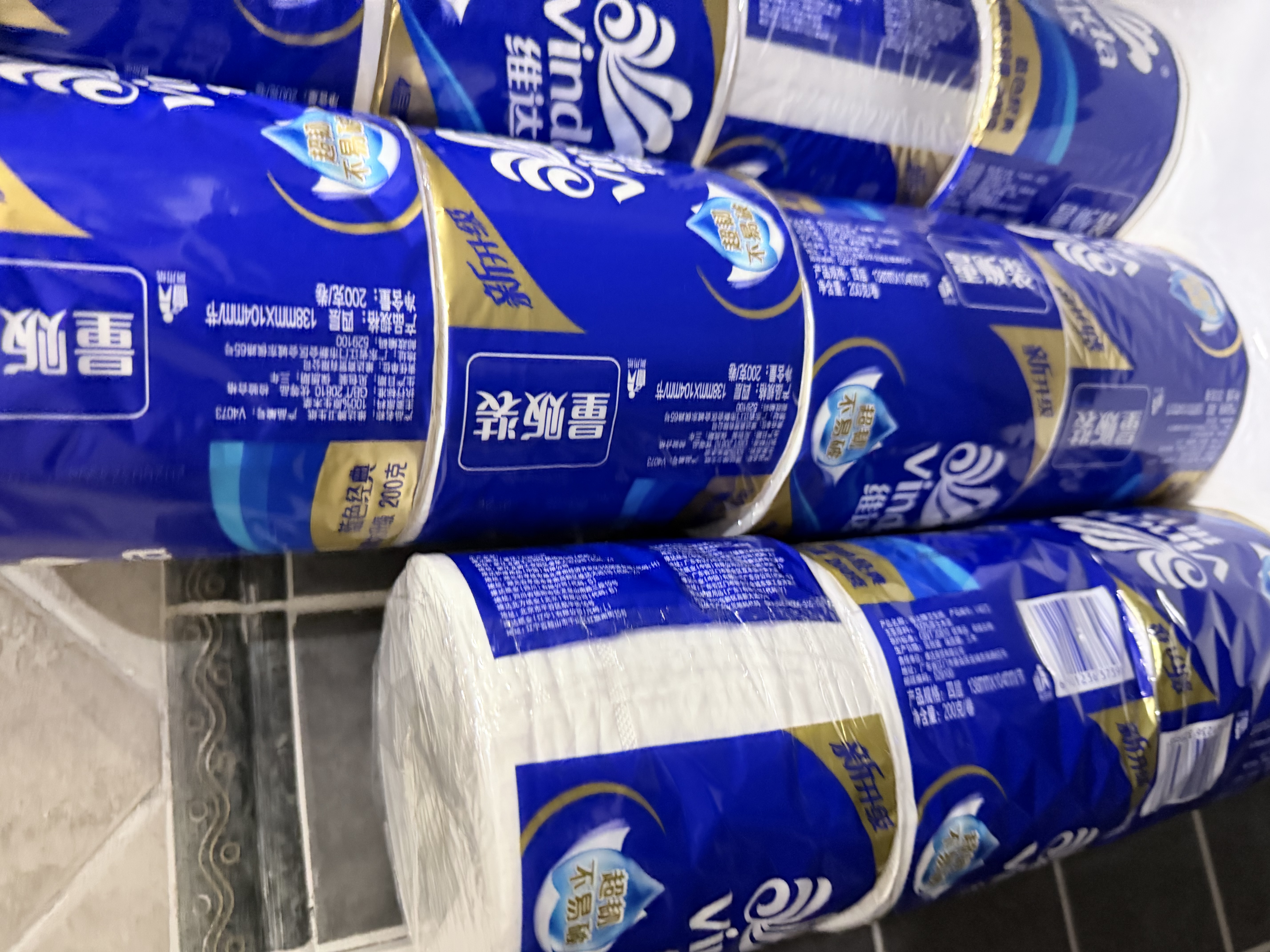 维达（Vinda）卷纸 蓝色经典卷纸 家用有芯卷筒纸巾 厕纸手纸卫生纸 擦手 4层 200g/卷*27卷 整箱装 实拍图