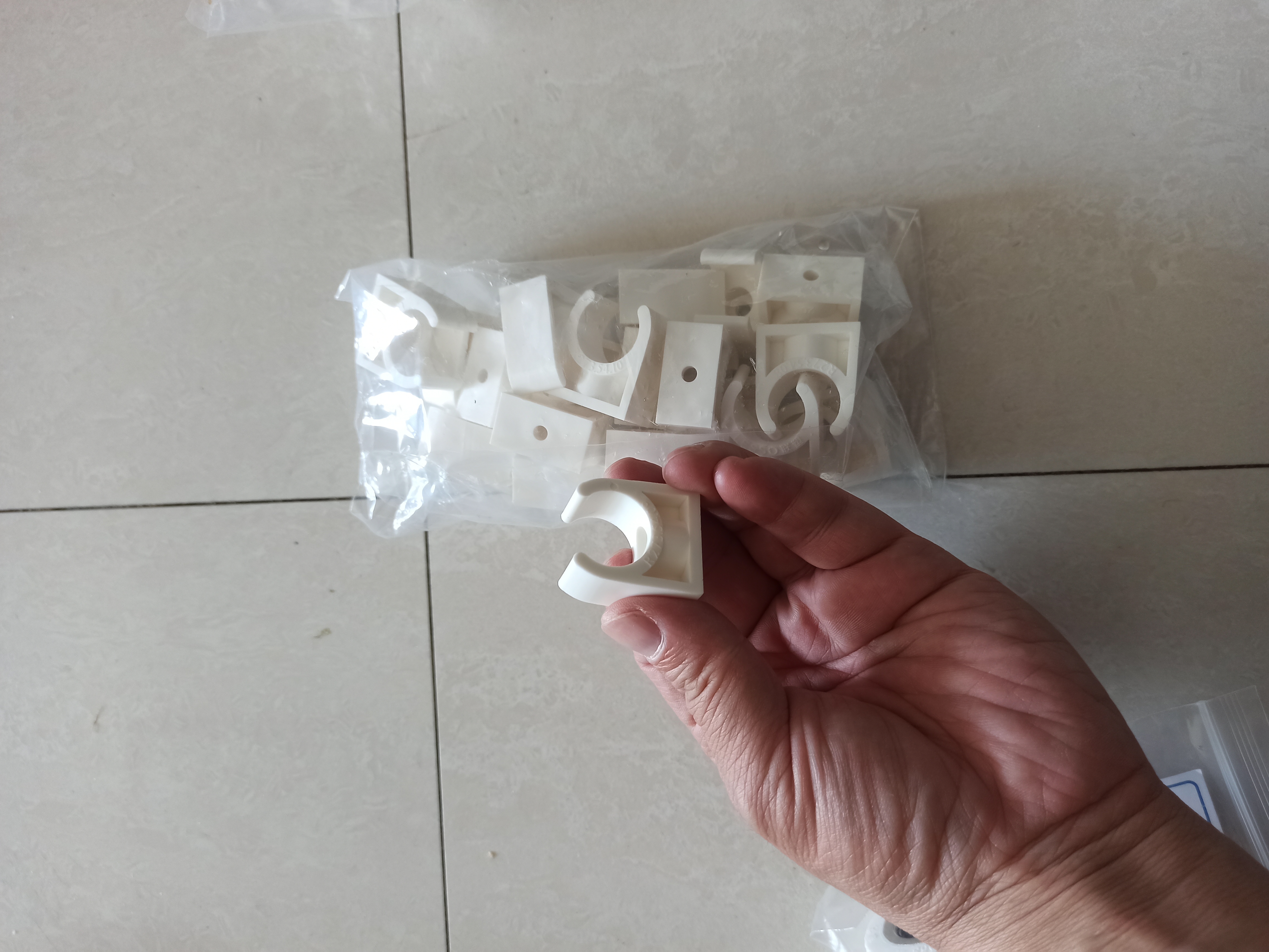 联塑（LESSO）PPR塑胶管件水管管卡 自来水管鞍型管卡4分dn20白色 热熔水管固定管夹塑胶卡子 20个/包 实拍图