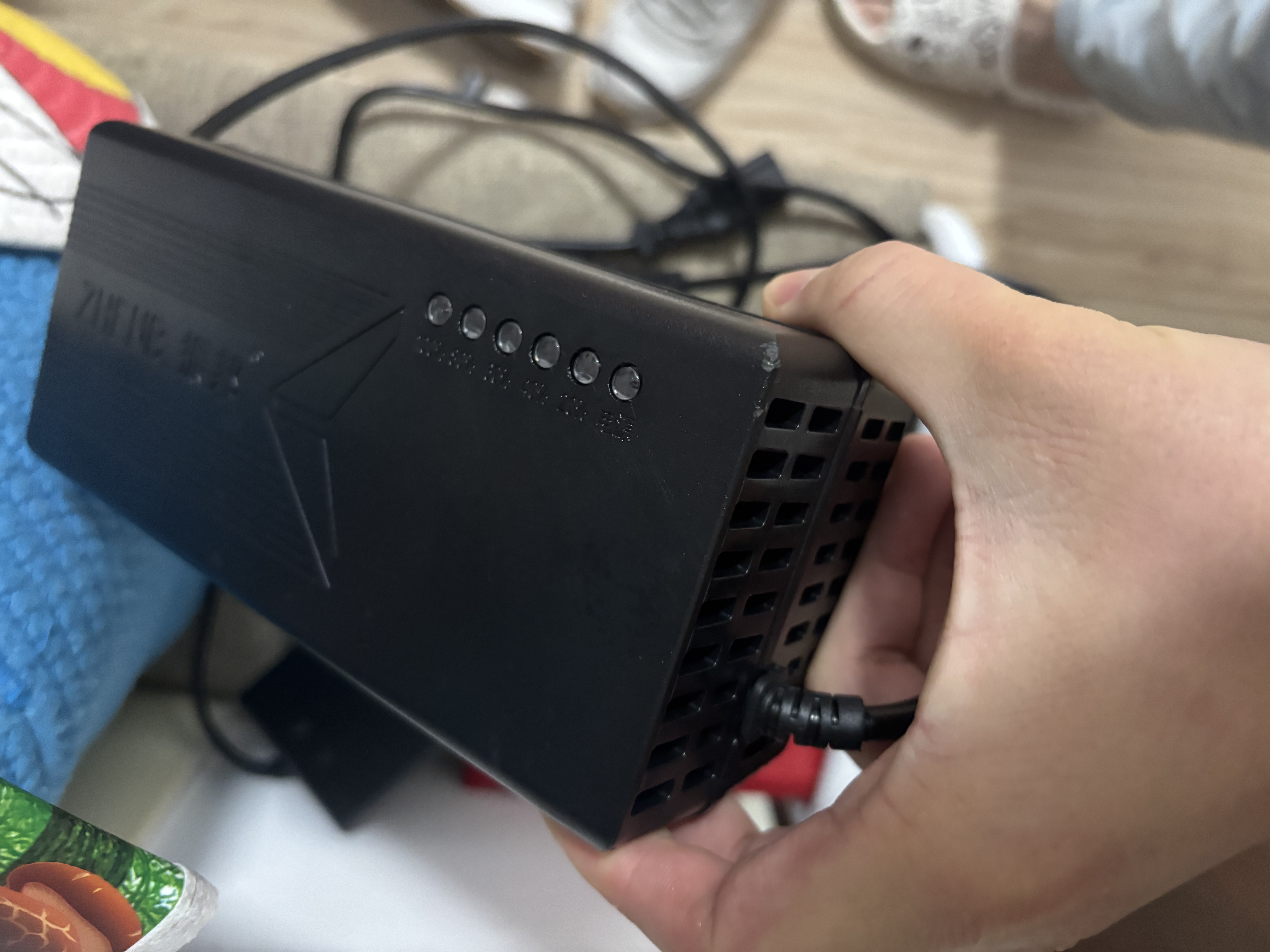 【京东物流】电动车铅酸电池充电器72V60V48V脉冲修复充满自停T型品字头电动车配件电瓶充电器 72V20Ah[充满自停] 充电闪烁，充满停止闪烁 实拍图