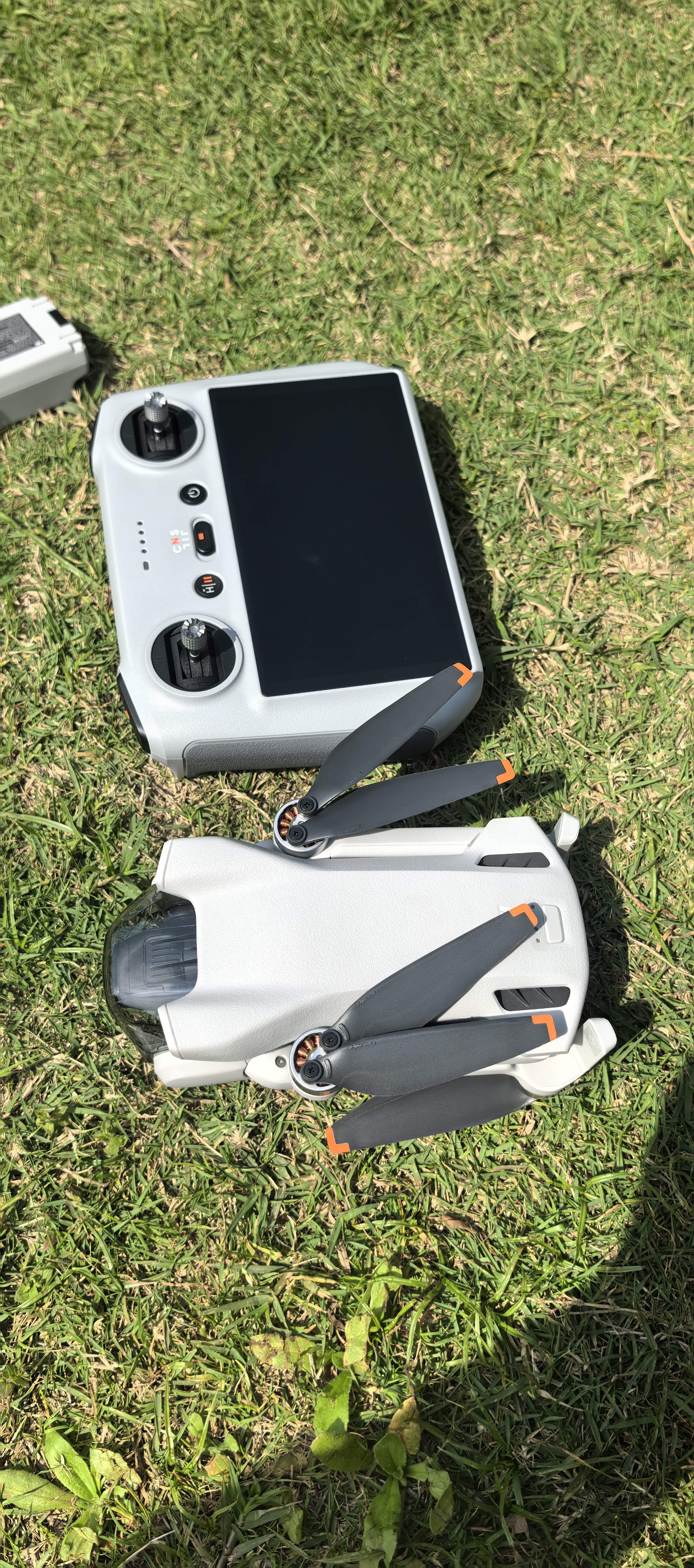 大疆（DJI）Mini 3 入门优选航拍无人机 迷你续航飞行器 适配高清带屏遥控器 智能高清拍摄 Mini 3 畅飞（带屏三电）【赠原装保护罩】 官方标配（不含随心换） 实拍图