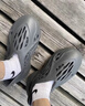 阿迪达斯yeezyfoam水泥灰椰子运动洞洞鞋IE4931UK842 实拍图