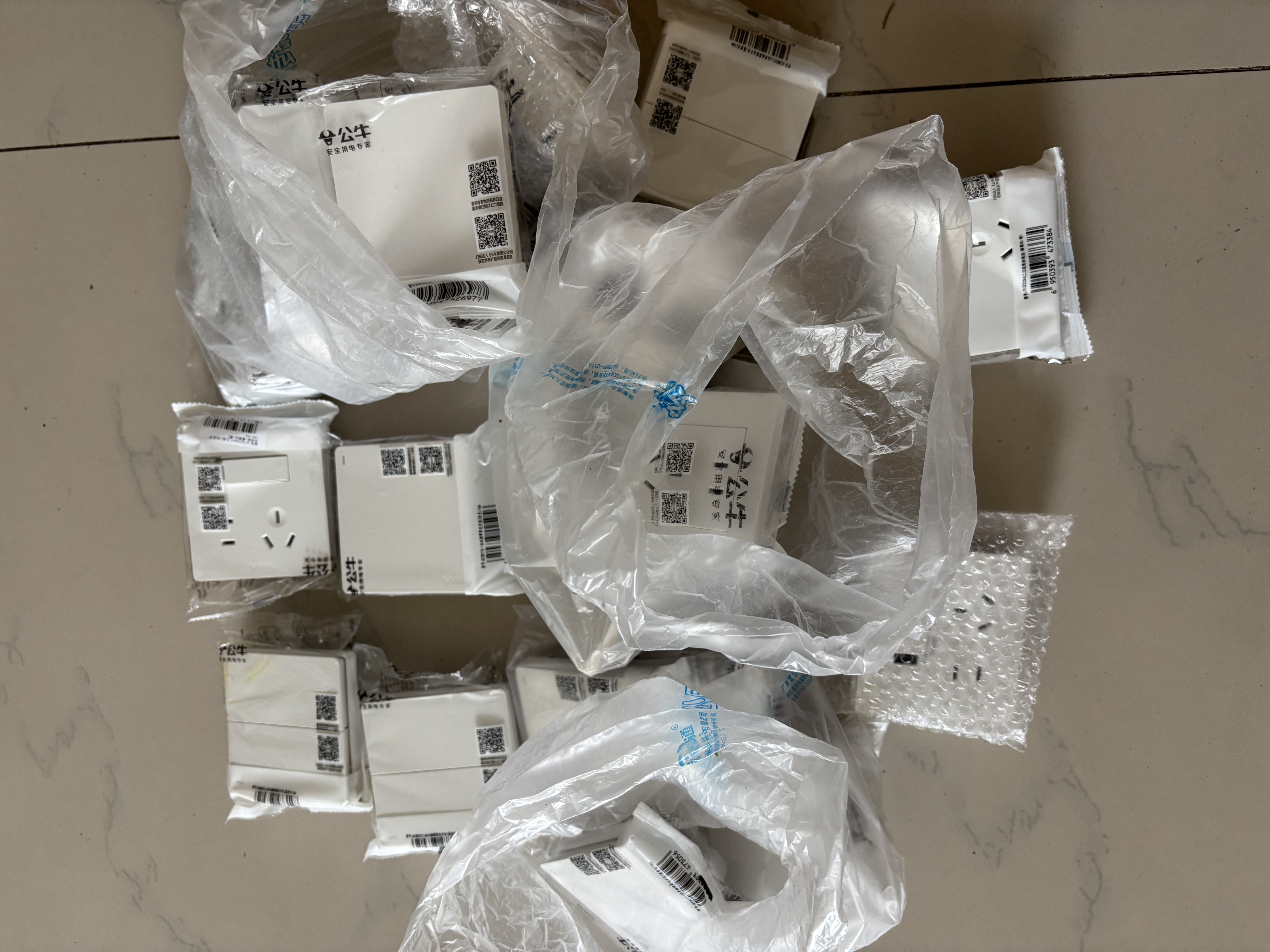 公牛（BULL）开关插座/86型暗装墙壁插座/网络面板/大面板G12系列象牙白 网络插座 实拍图