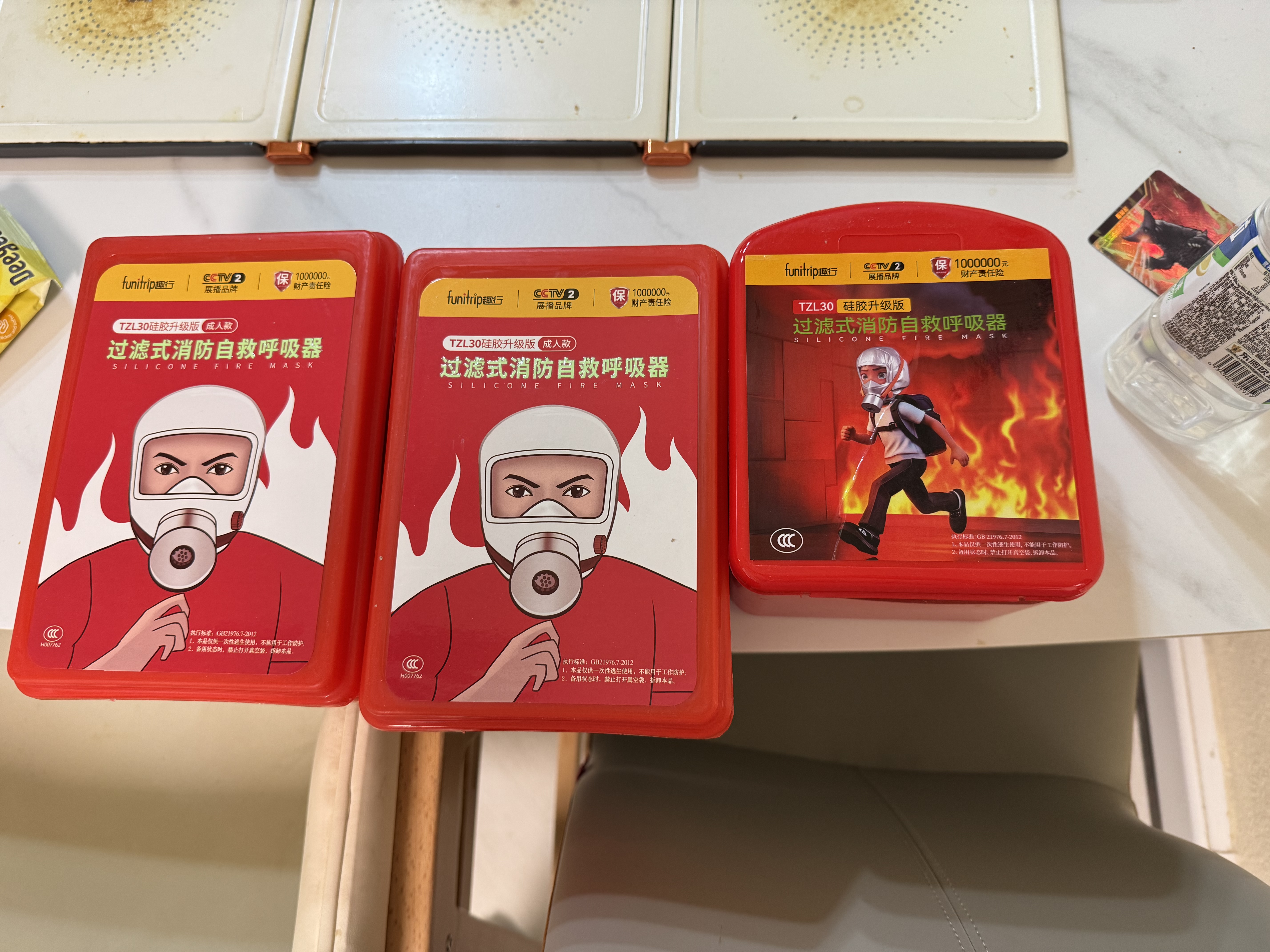 趣行防毒面具防烟防火面罩国标3C火灾逃生自救呼吸器硅胶款2成人1儿童 实拍图