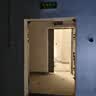 印苼荟安全出口指示牌应急消防疏散指示标识警示墙贴14*36CM PVC自发光夜光贴5张装 实拍图