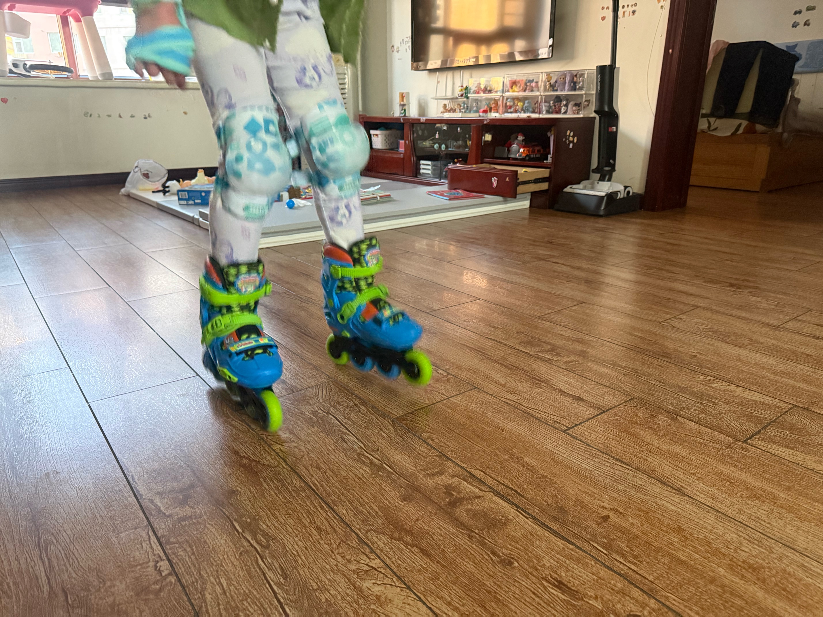 米高轮滑鞋儿童溜冰鞋直排轮旱冰鞋可调码休闲平花锁轮中小学教学鞋S6 粉色MK9套装（MK9头盔+护具+包） 锁轮+休闲平花双模式 S 实拍图