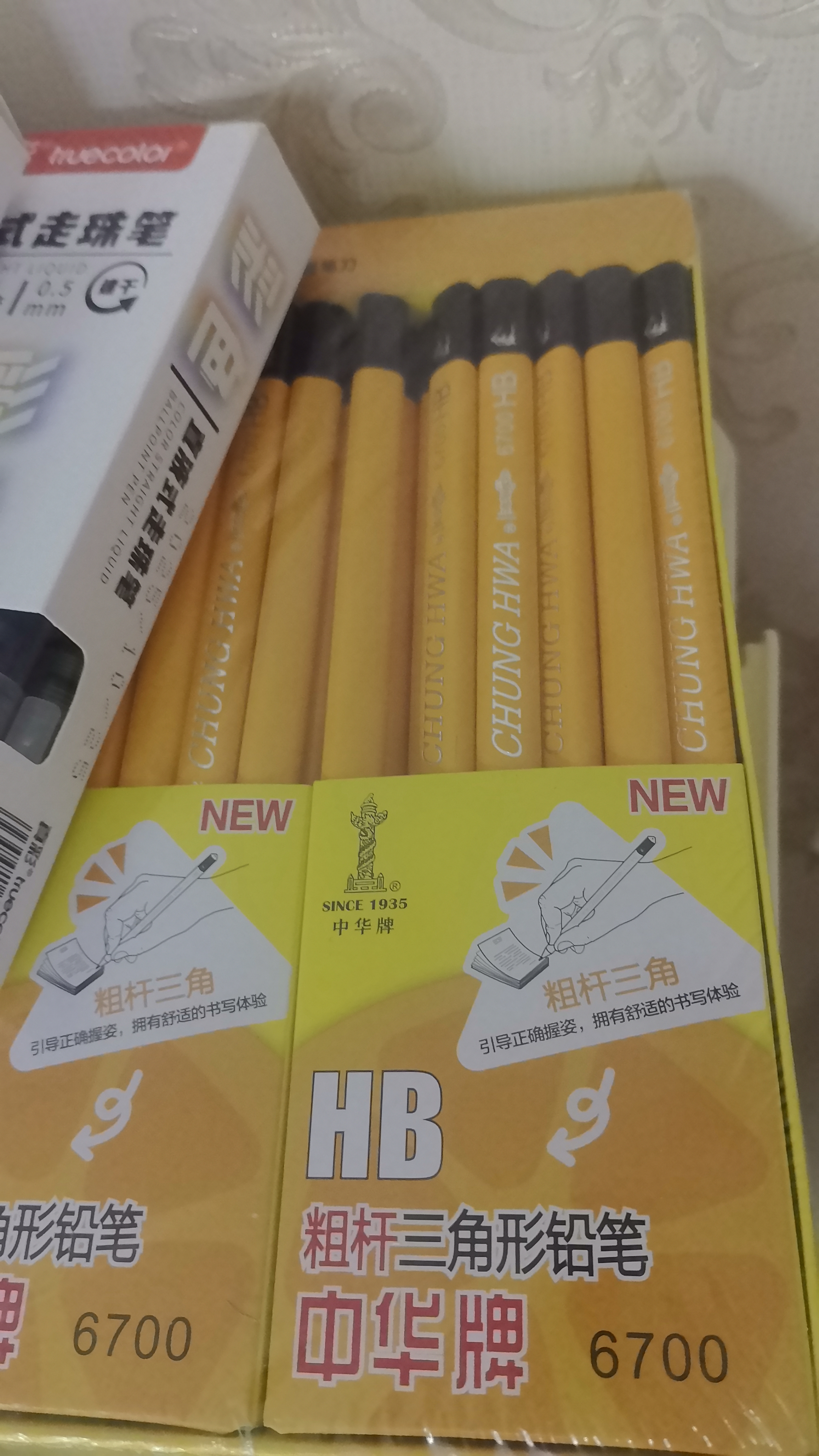 中华 【热门商品】 6700 HB学生练字粗杆大三角铅笔/矫正握姿 48支/盒（送卷笔刀） 实拍图
