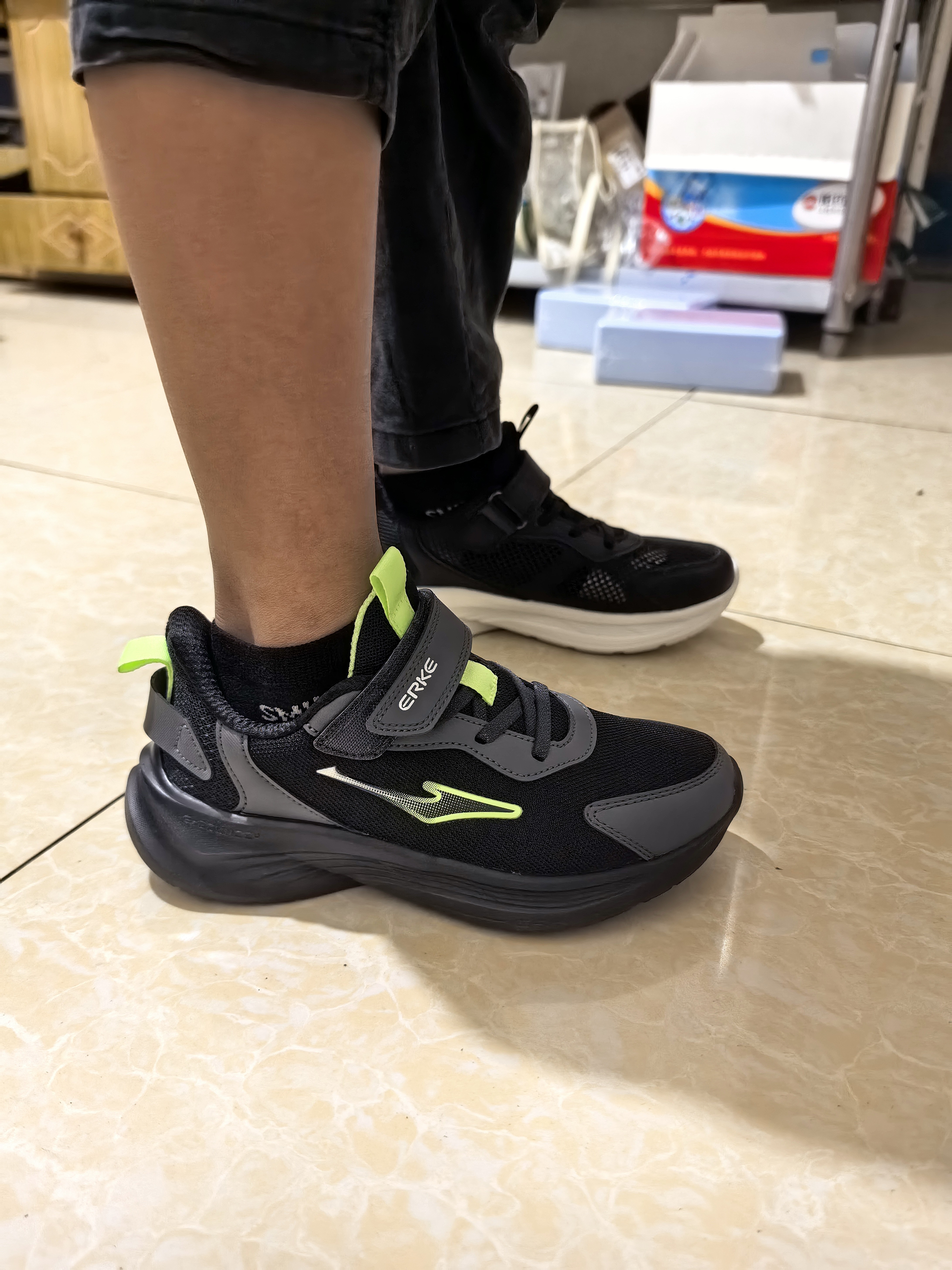 鸿星尔克（ERKE）童鞋男女童跑鞋儿童春季新品密网缓震运动鞋尔克白/泳池蓝/正黑37 实拍图