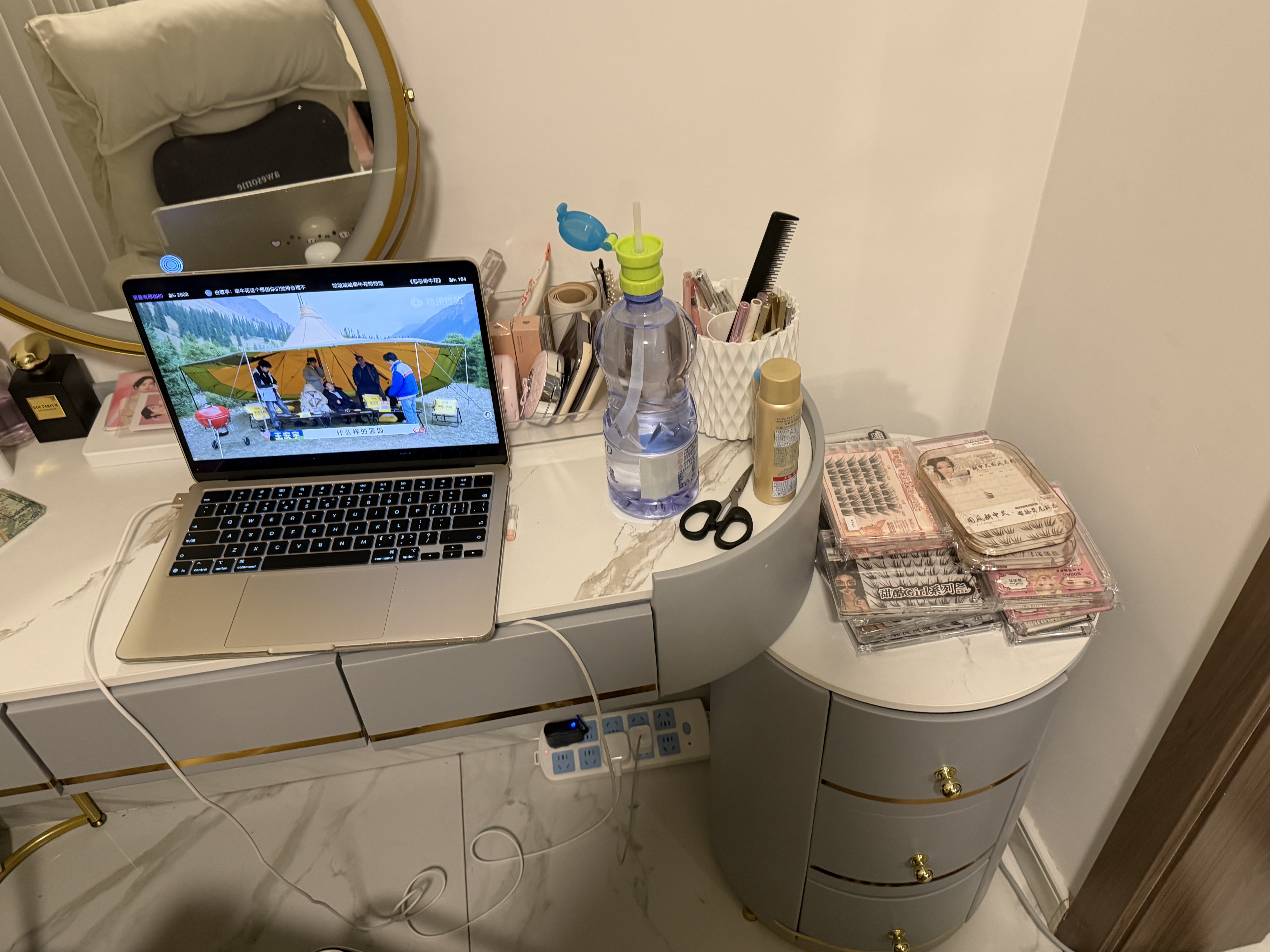 万虎电脑椅家用久坐舒服人体工学办公座椅学习懒人沙发椅子靠背电竞椅 【旋转款】米白色+脚踏-猫抓皮 155-180度(含) 实拍图