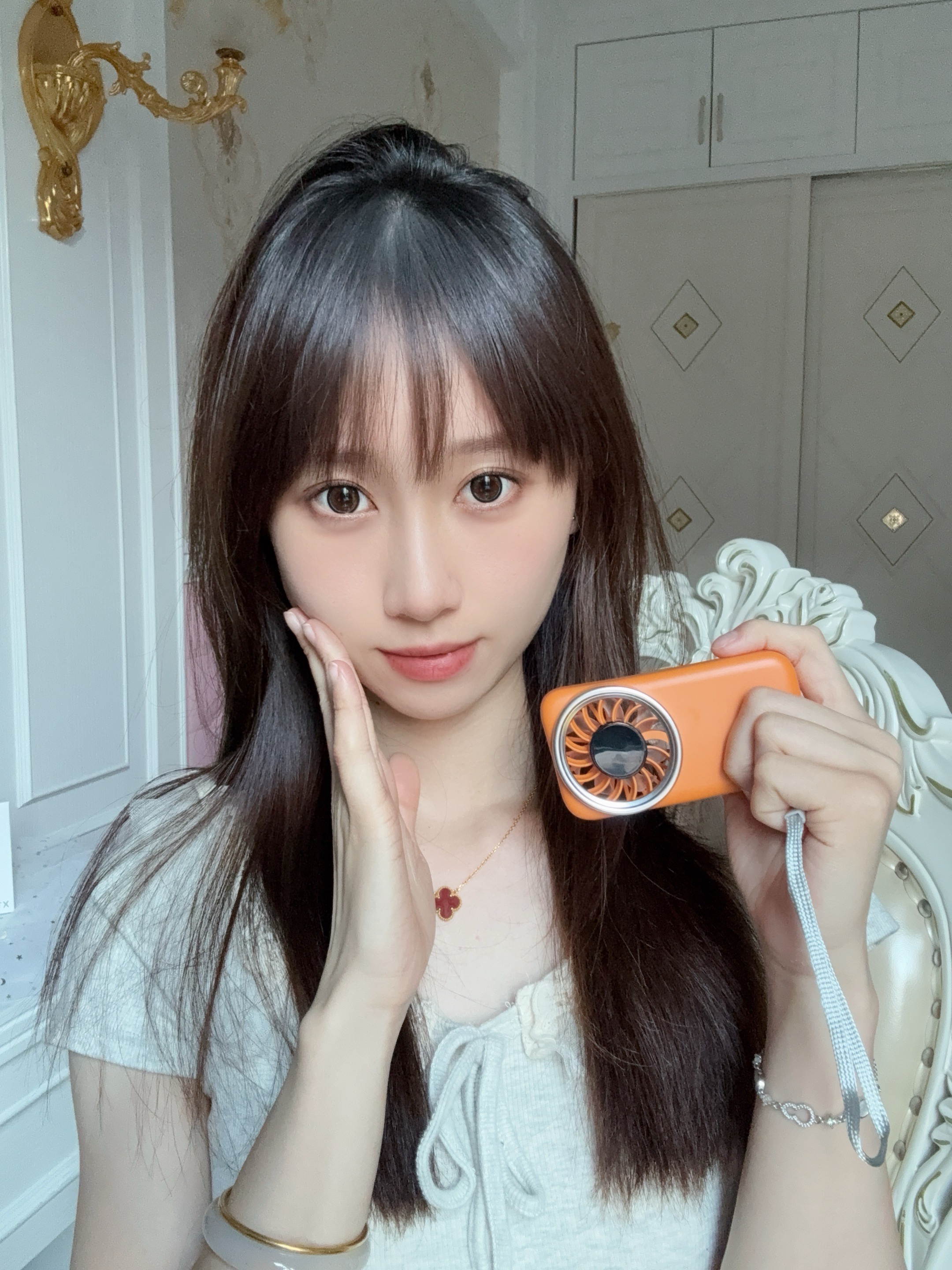 卡莱澳手持小风扇便携超薄迷你充电随身无刷电机小风扇办公室学生宿舍桌面户外小电扇 实拍图