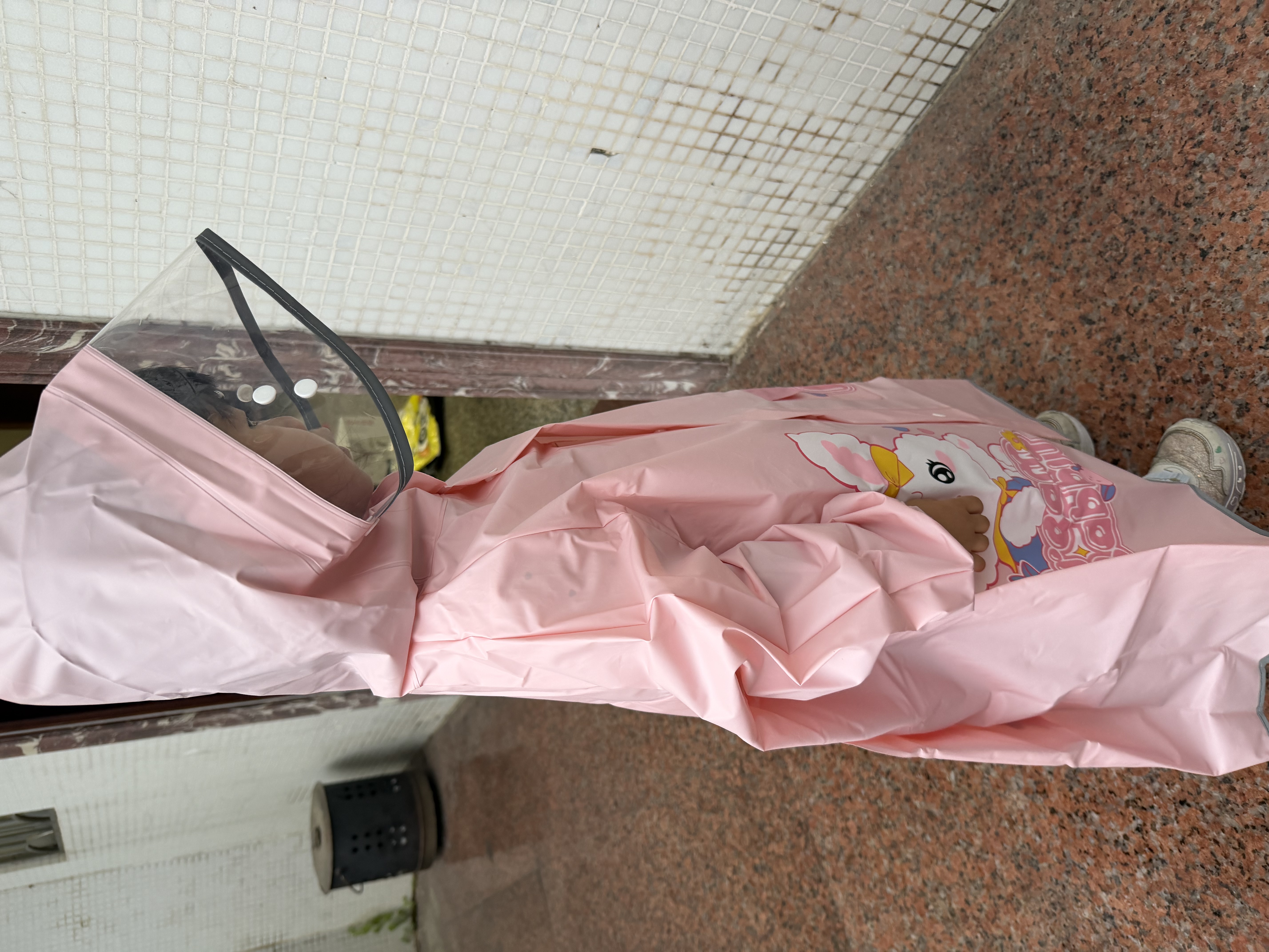 牧萌儿童雨衣带书包位男童女童女孩加长全身学生雨披学生上学专用雨具 粉色兔子【按扣+开放式书包位】 XL（建议身高110-120cm） 实拍图
