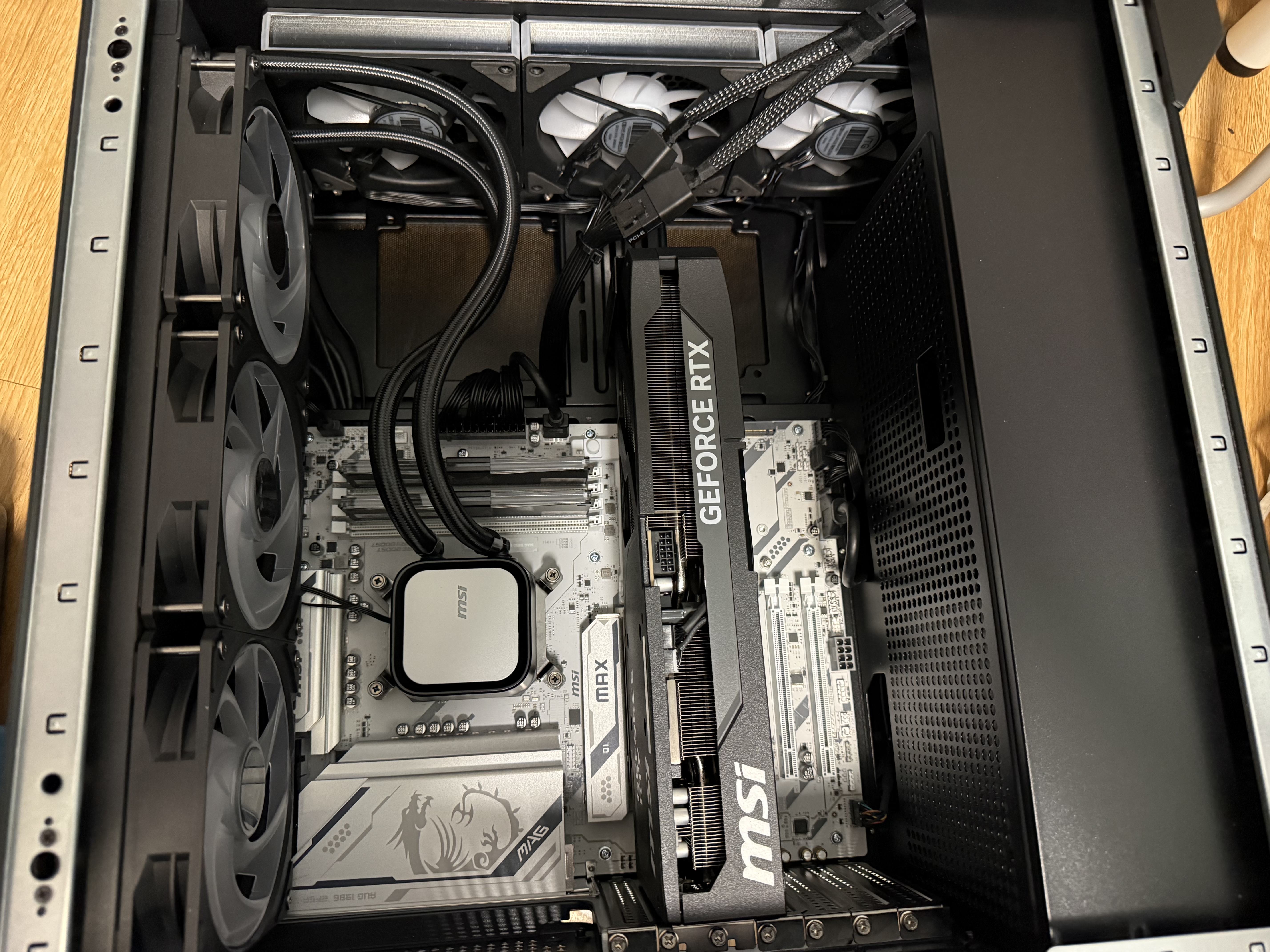 AMD&微星 宙斯盾ZS2  锐龙R7 9800X3D/RTX5070TI/24G/1TB 电竞游戏台式DIY组装电脑主机整机全家桶 实拍图