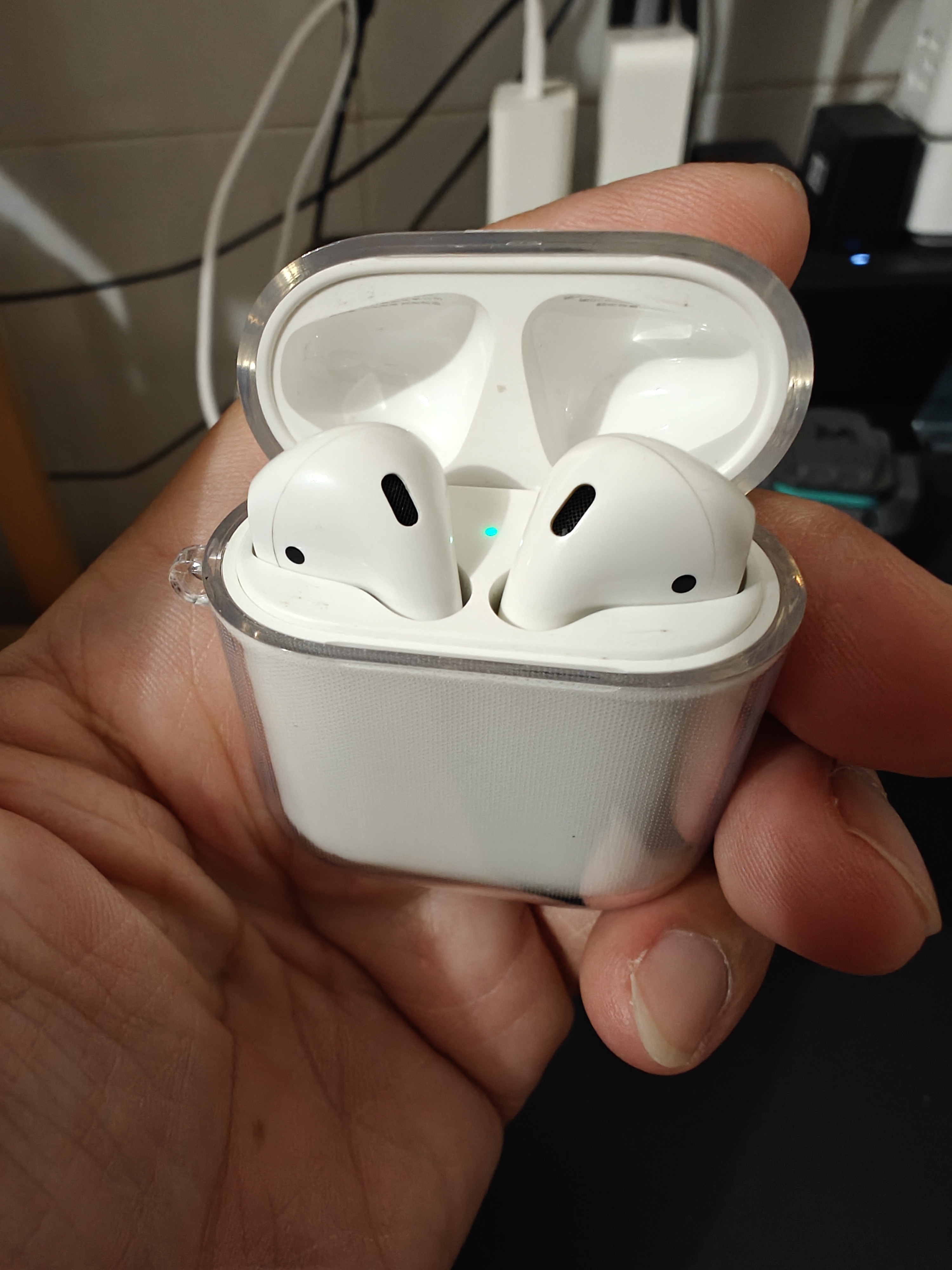 品胜 适用于AirPods保护套1/2代 Apple二代无线蓝牙耳机保护套透明软壳全包防摔减震防滑抗指纹 含挂绳 实拍图