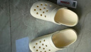 名创优品（MINISO）洞洞鞋女男夏季外穿沙滩凉鞋防滑厚底踩屎感包头凉拖鞋骨白38-39 实拍图
