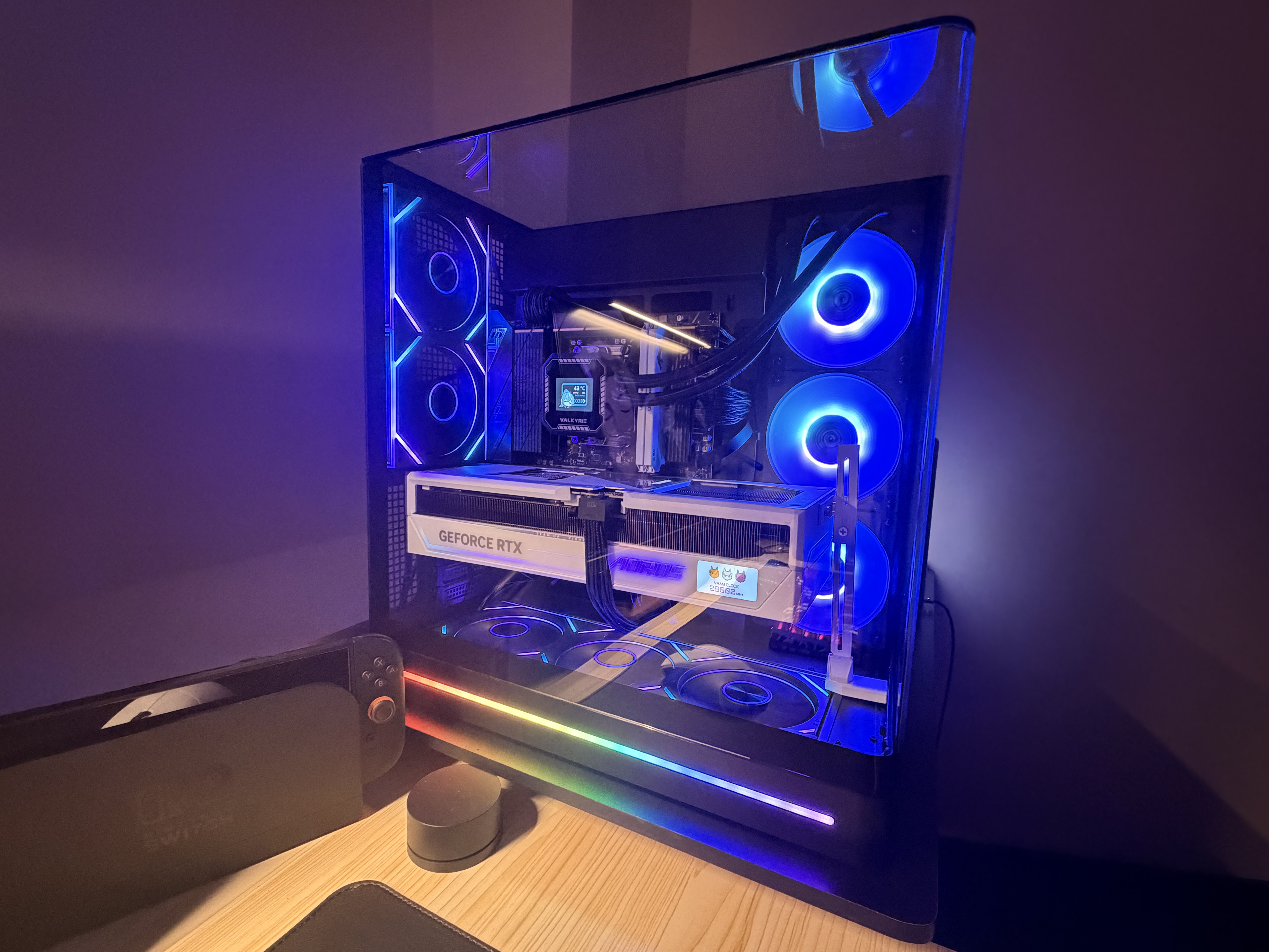 玩嘉问界PLUS黑色一体式曲面玻璃海景房机箱电脑台式机ATX/360水冷/背插三面侧透TypeC/ARGB灯条 实拍图