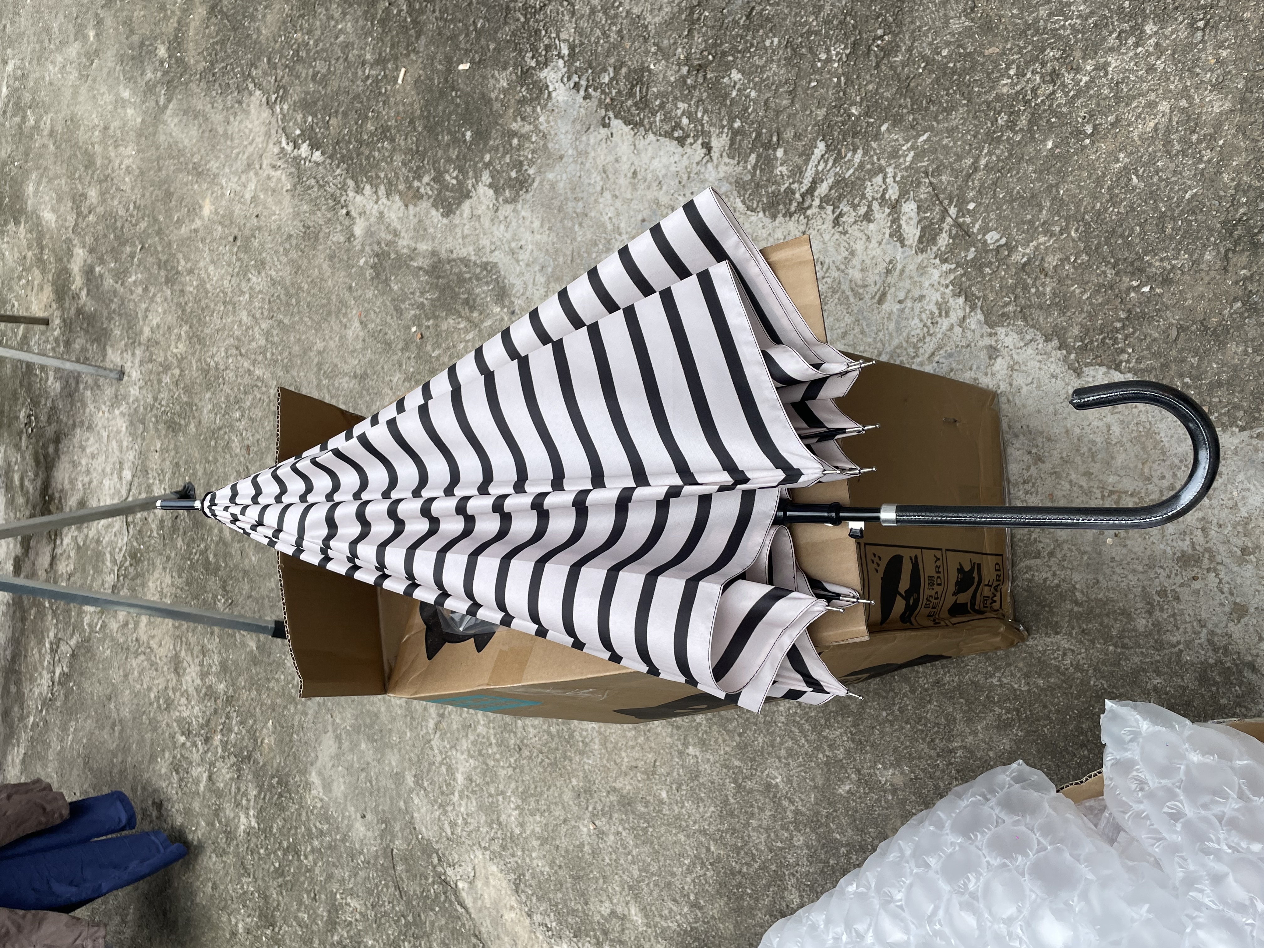NITORI宜得利家居 外出直杆雨伞手动男女通用雨伞8骨长柄伞60cm 粉条纹 实拍图