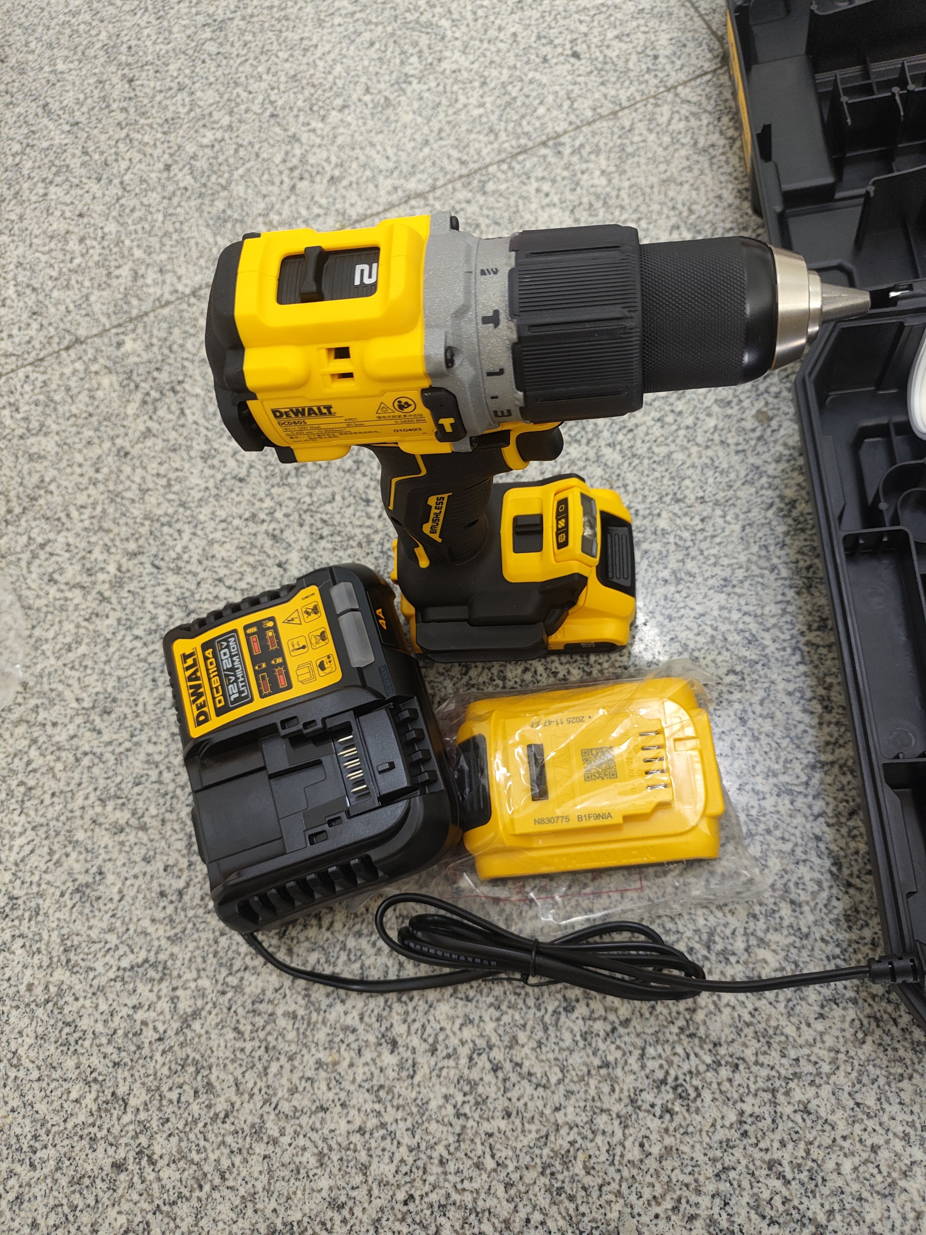 得伟（DEWALT）20V无线锂电钻无刷紧凑冲击钻2.0Ah双电池套装DCD805D2T-A9 实拍图
