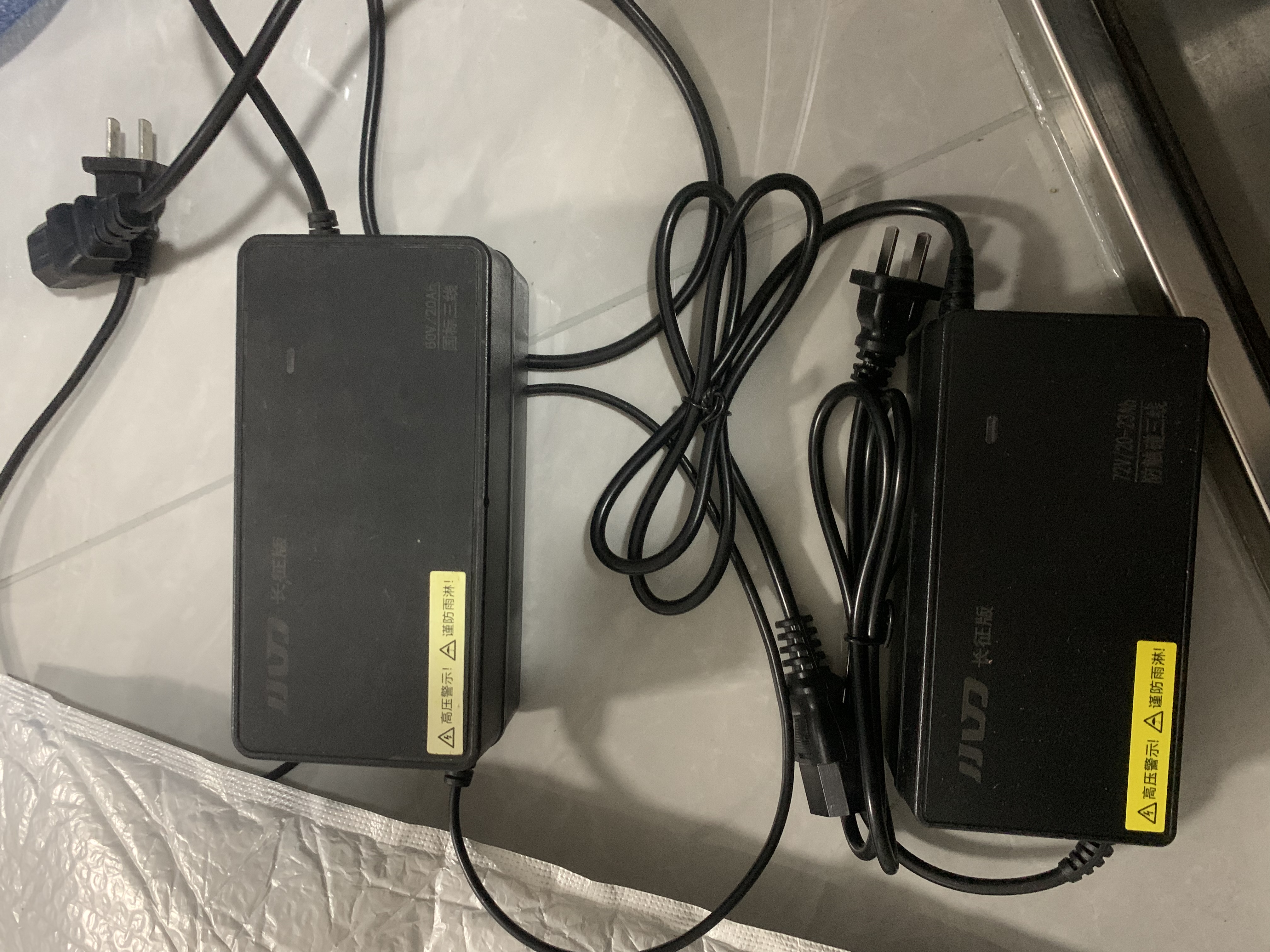 小刀电动车原装正品充电器铅酸石墨烯48v/60v/72v-12AH-20AH充电器三竖长征版小刀充电器 原装正品：72V20-23AH（3竖插头）正接款 实拍图