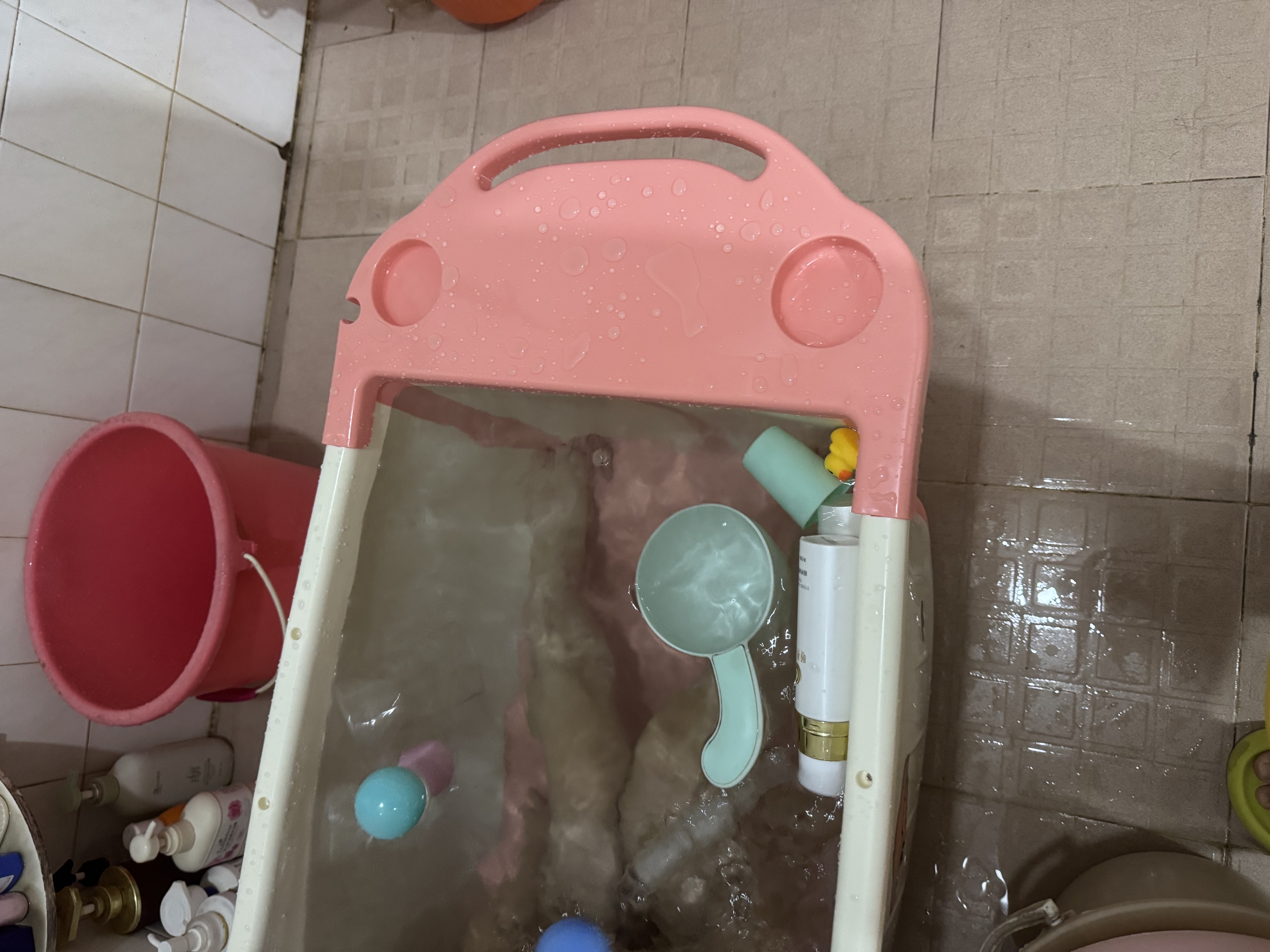鱼跃星空儿童泡澡桶可折叠家用婴儿洗澡盆宝宝沐浴加大立体式游泳洗澡桶 粉色【立式折叠+浴凳+送礼包】 【升级展开大空间】0-8岁适用 实拍图