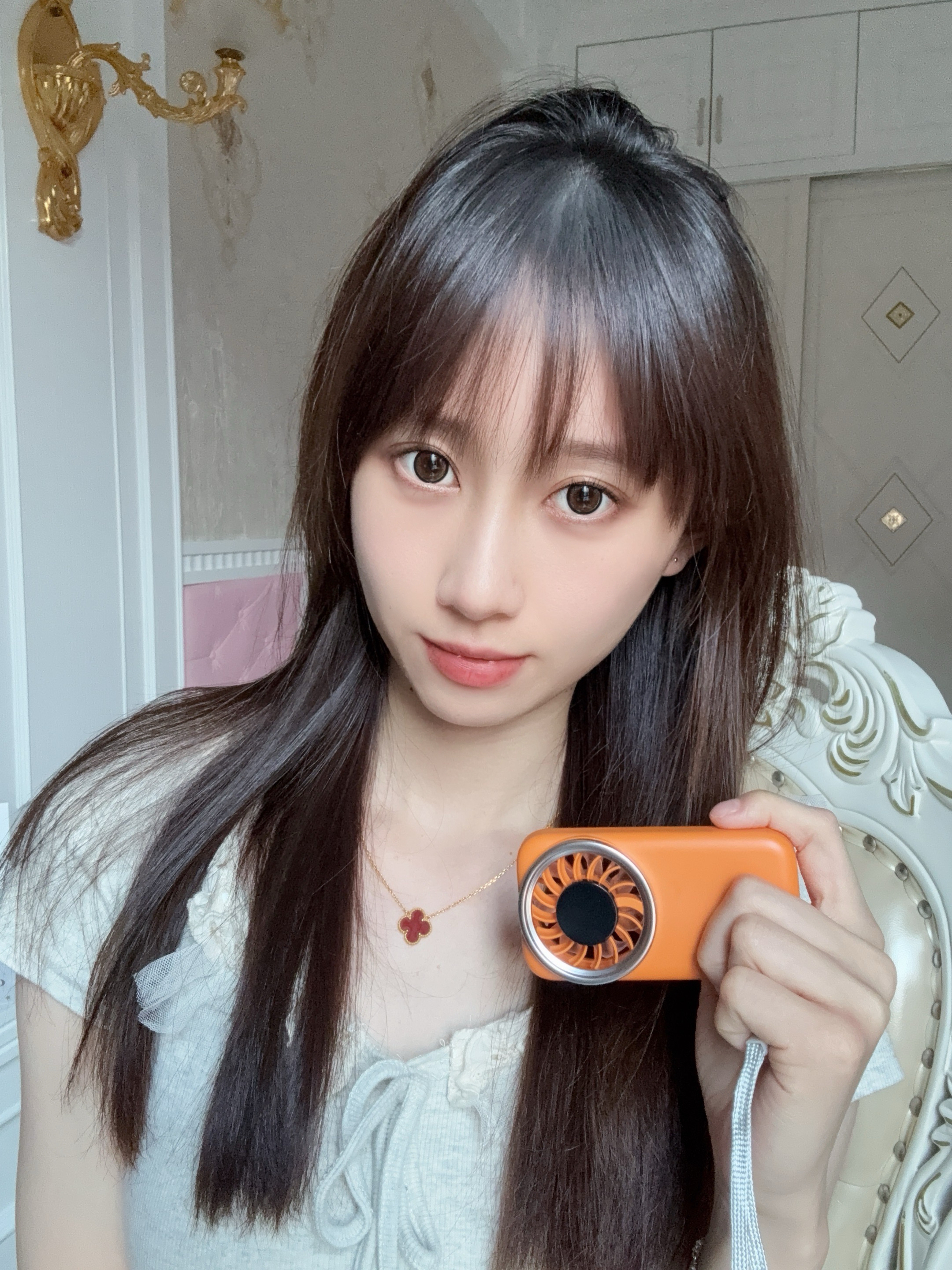 卡莱澳手持小风扇便携超薄迷你充电随身无刷电机小风扇办公室学生宿舍桌面户外小电扇 实拍图
