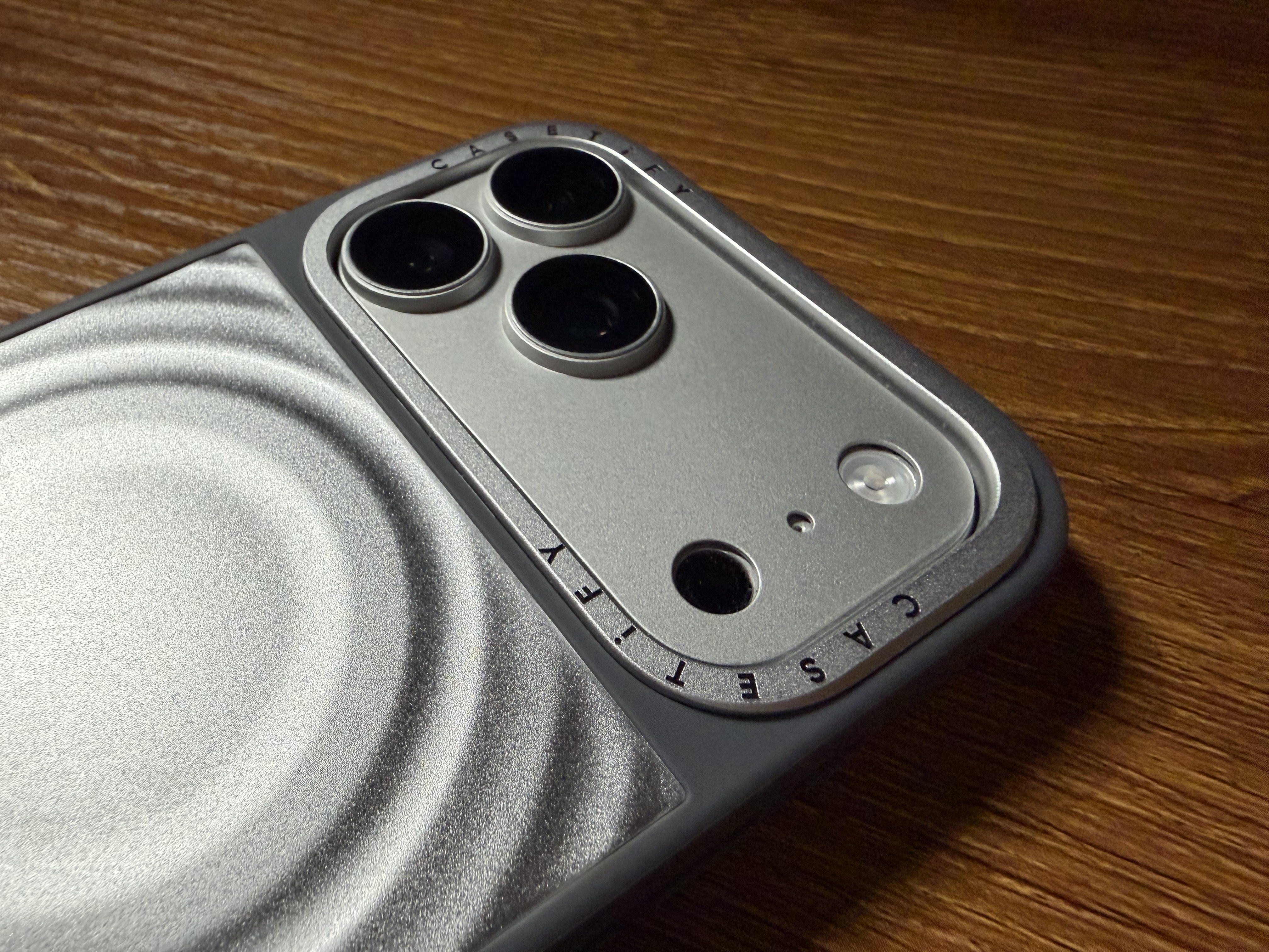 CASETIFY CHROMATIC: FORMS金属波漾手机壳 新材质 MagSafe兼容 适用于苹果iPhone17/16 Pro/Max手机保护壳 金属波漾壳MagSafe iPhone 17  实拍图