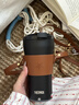 膳魔师（THERMOS）便携电动搅拌杯咖啡杯新款陶瓷涂层车载办公室保温杯高颜值水杯子 膳魔师-曜夜黑【395ml】+咖色杯套 实拍图