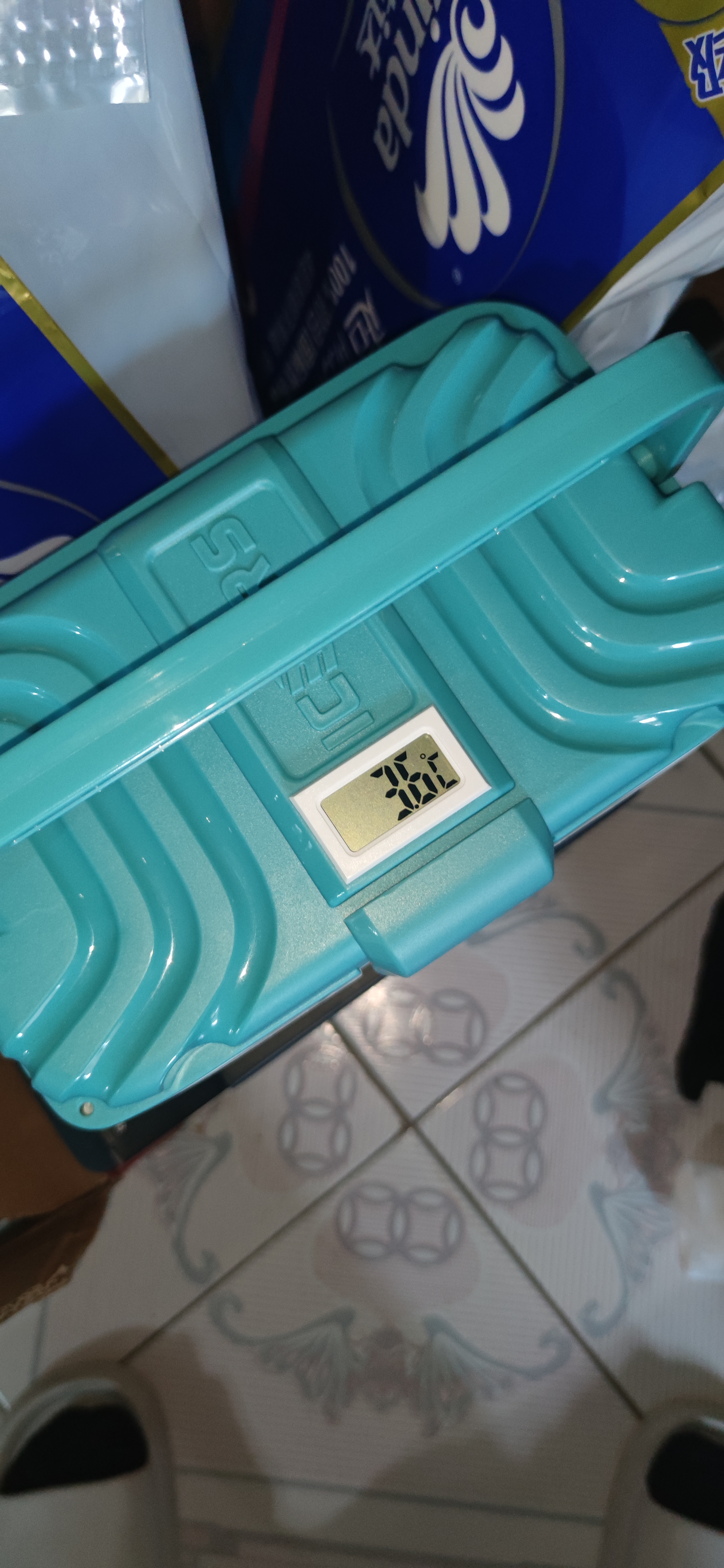 ICERS艾森斯5L户外PU保温箱家用车载医药品胰岛素冷藏箱母乳冷链运输箱 3L（6面PU材质）送：1冰盒+4冰袋 有温度显示 实拍图