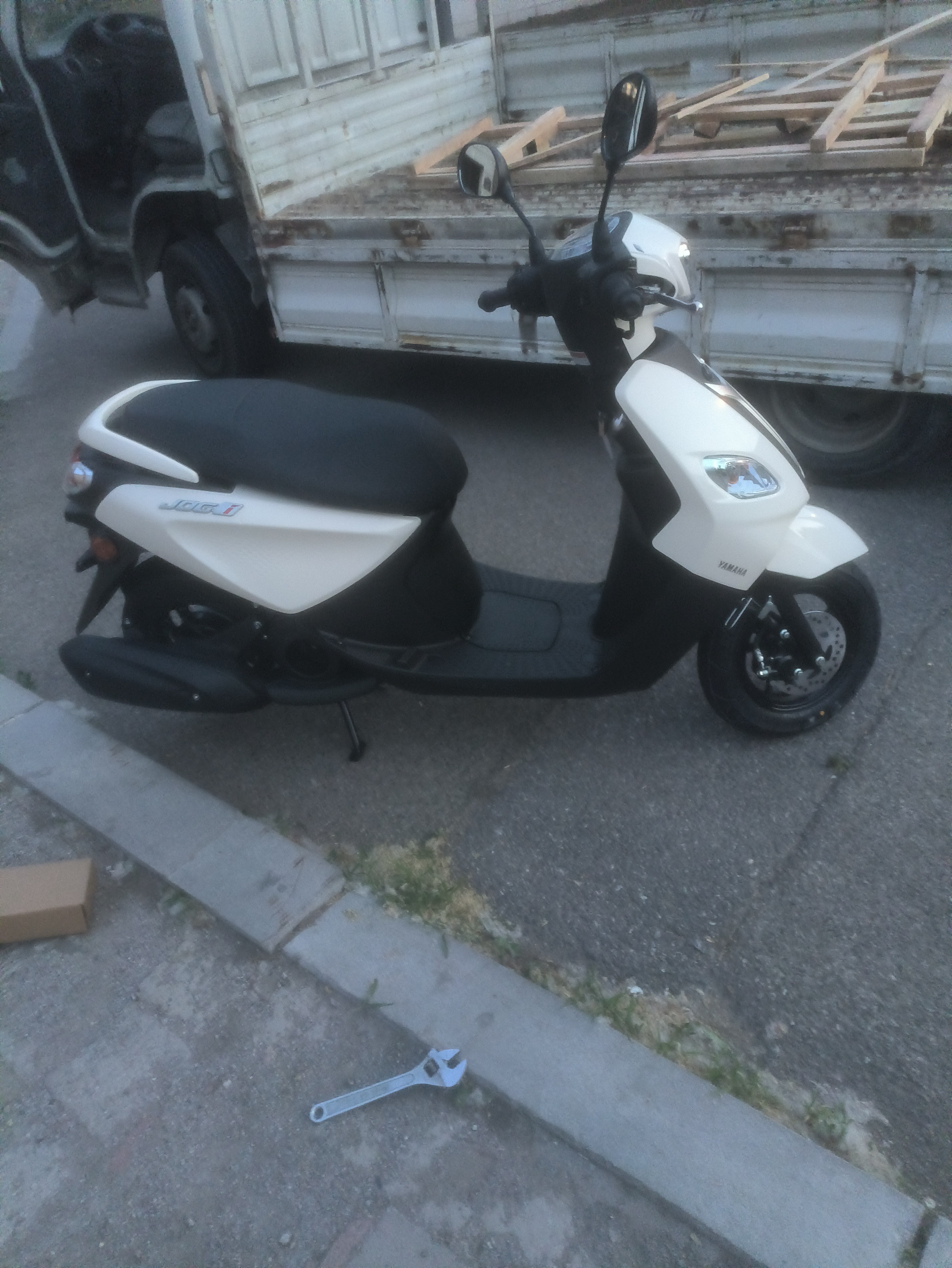 雅马哈巧格i125碟刹版 燃油踏板摩托车 省油通勤代步性价比 象牙白 实拍图