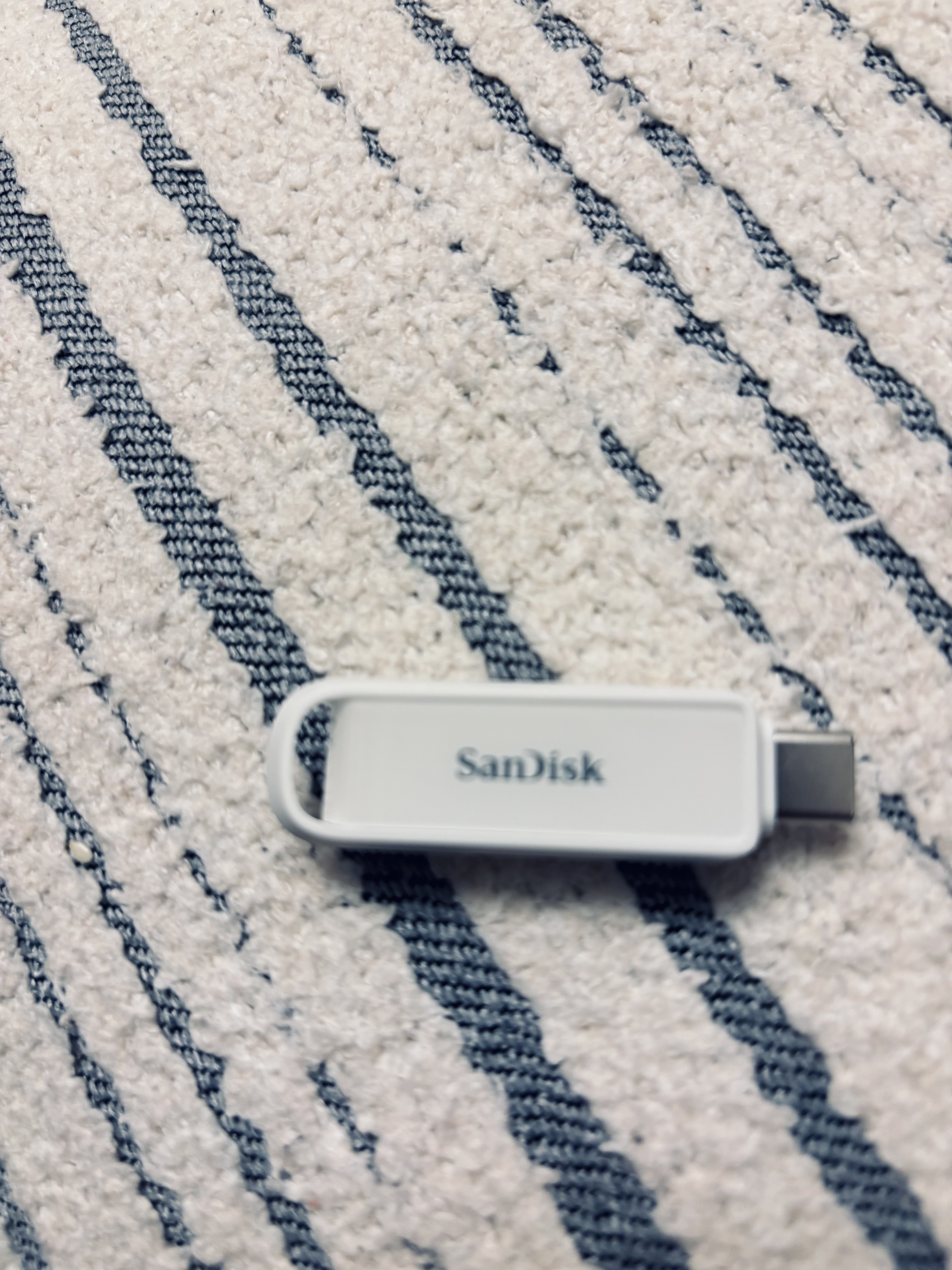 Sandisk闪迪64GB Type-C USB3.2 苹果手机U盘 奶油白 读速150MB/s 苹果MFI认证 iPhone/iPad手机电脑两用U盘 实拍图