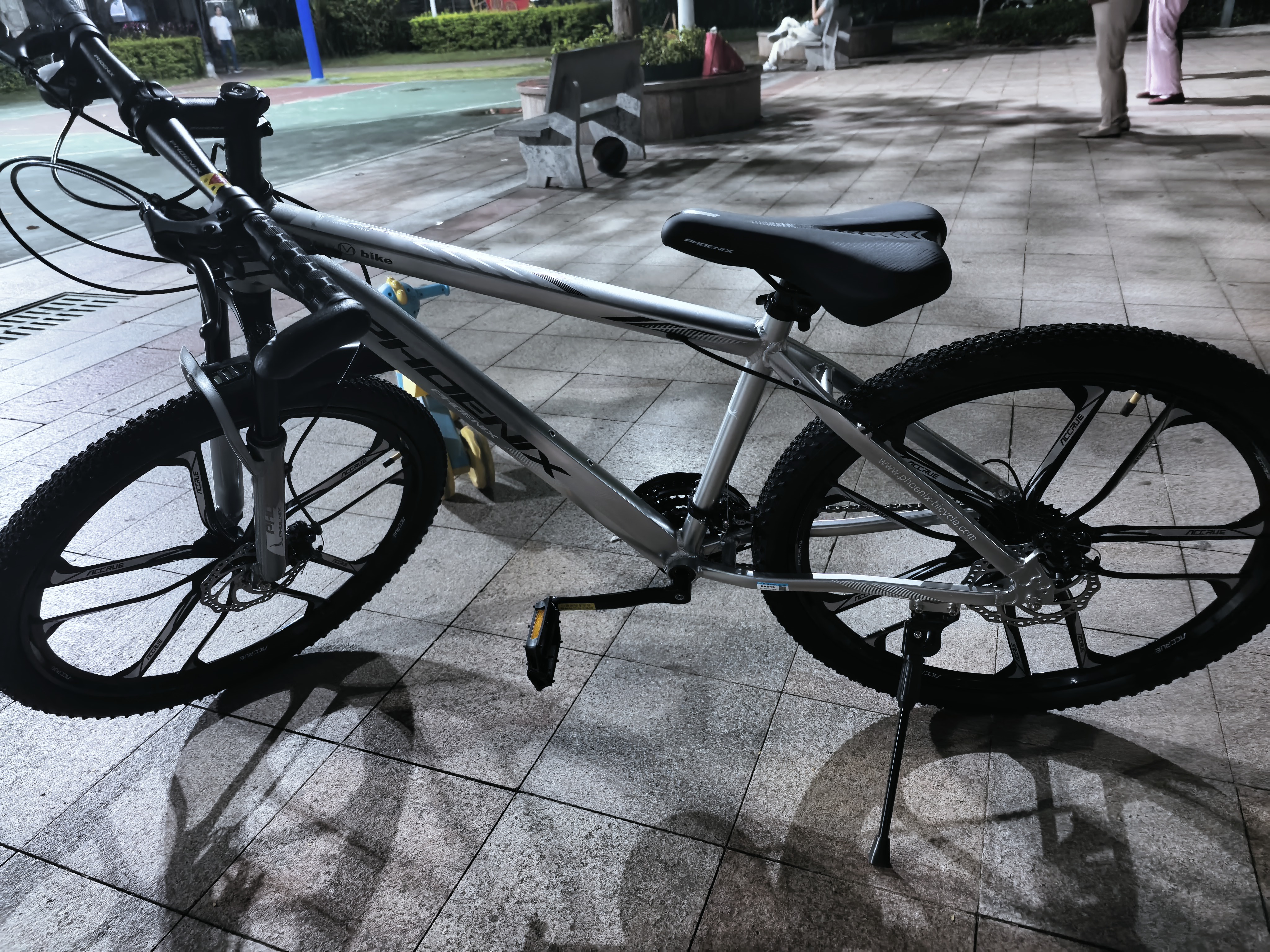 凤凰自行车成年人男女变速自行车青少年单车越野公路车学生山地自行车 铝架/蓝图变速/正新轮胎/十刀灰 30速26寸【适合155-185cm】 实拍图