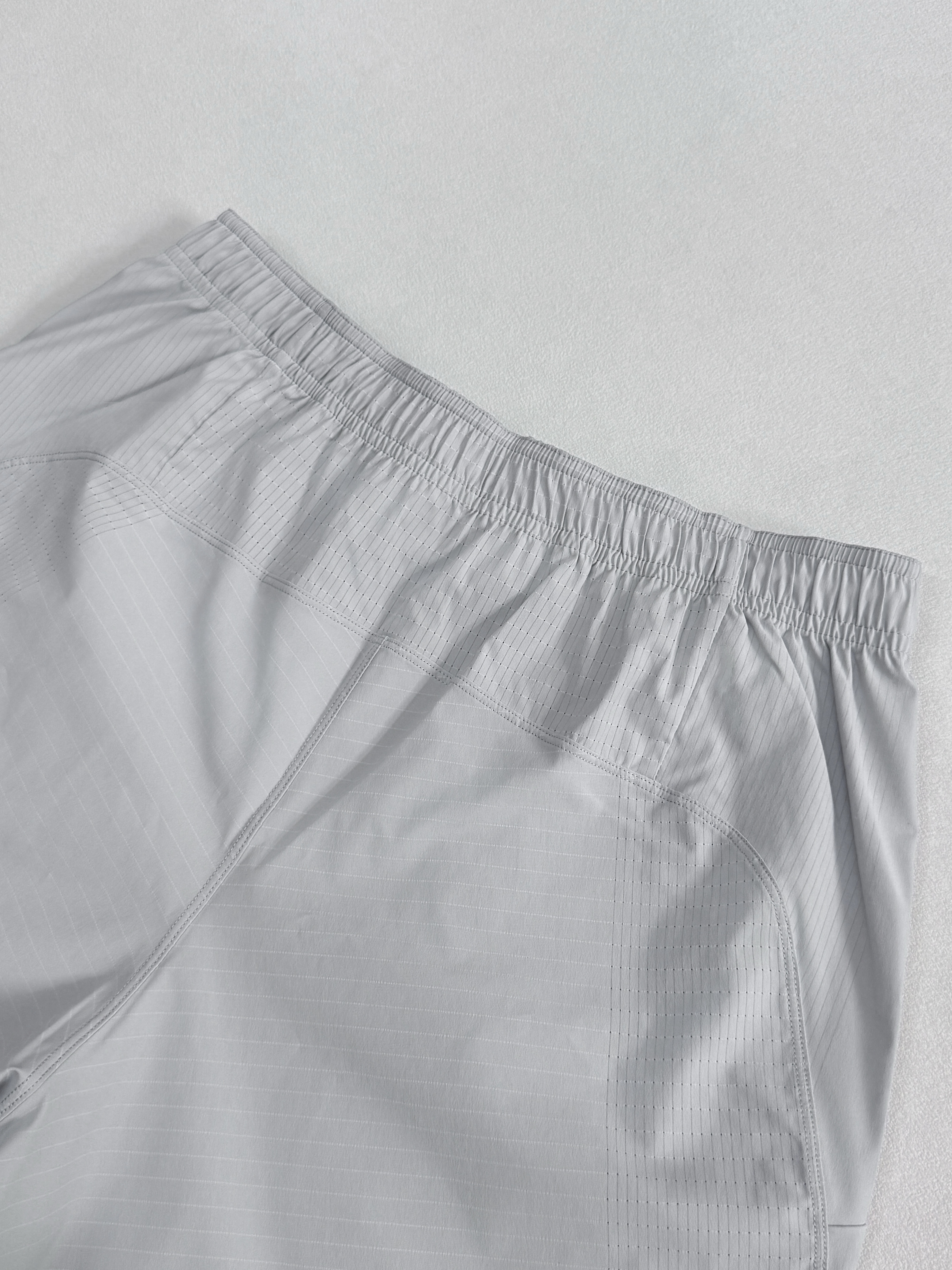 迪桑特（DESCENTE）TRAINING系列男士冷感纱线抗菌透气梭织短裤 LG-浅灰色 M (170/80A) 实拍图