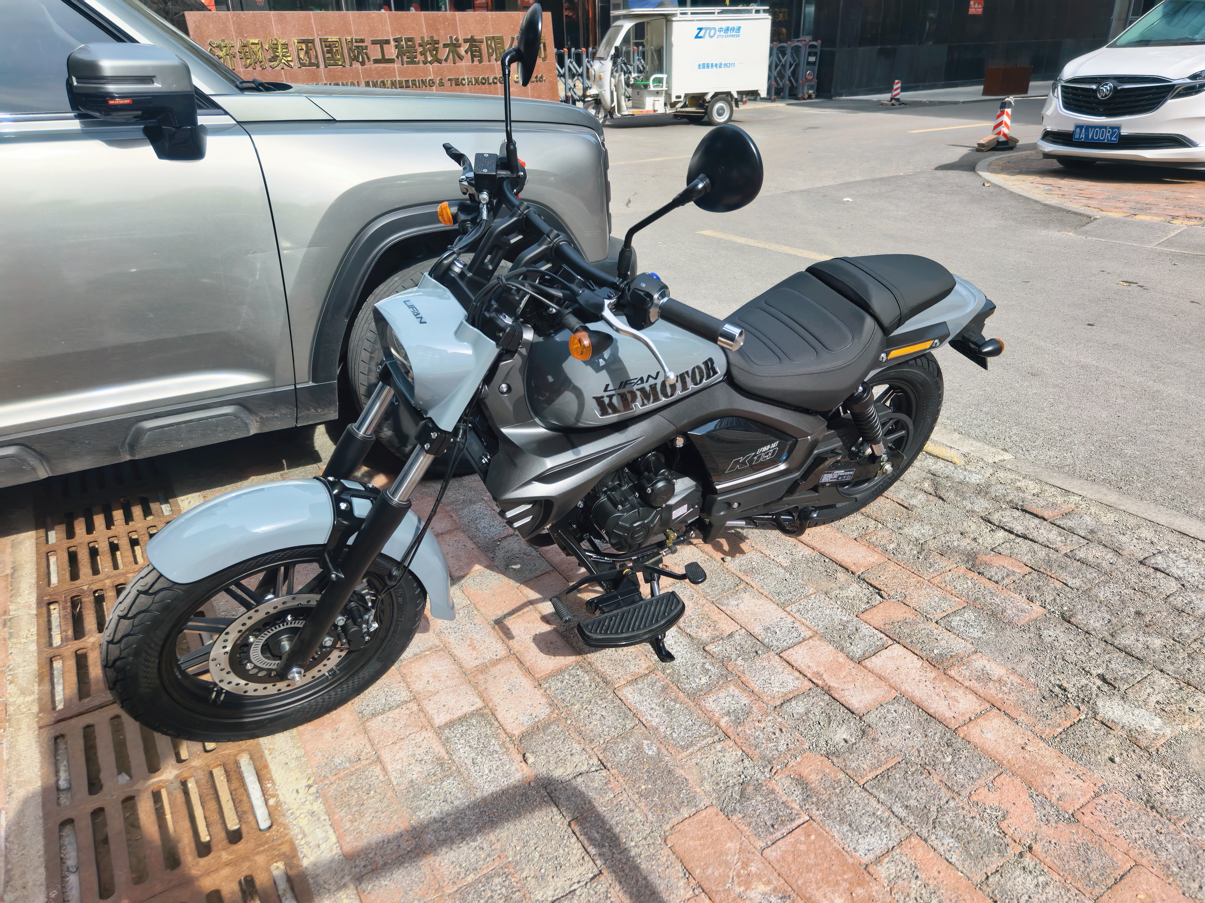 力帆全新K19proLF150-14T摩托车150水冷机车国四电喷可上牌复古太子 K19.Pro150水冷水泥灰皮带版 实拍图