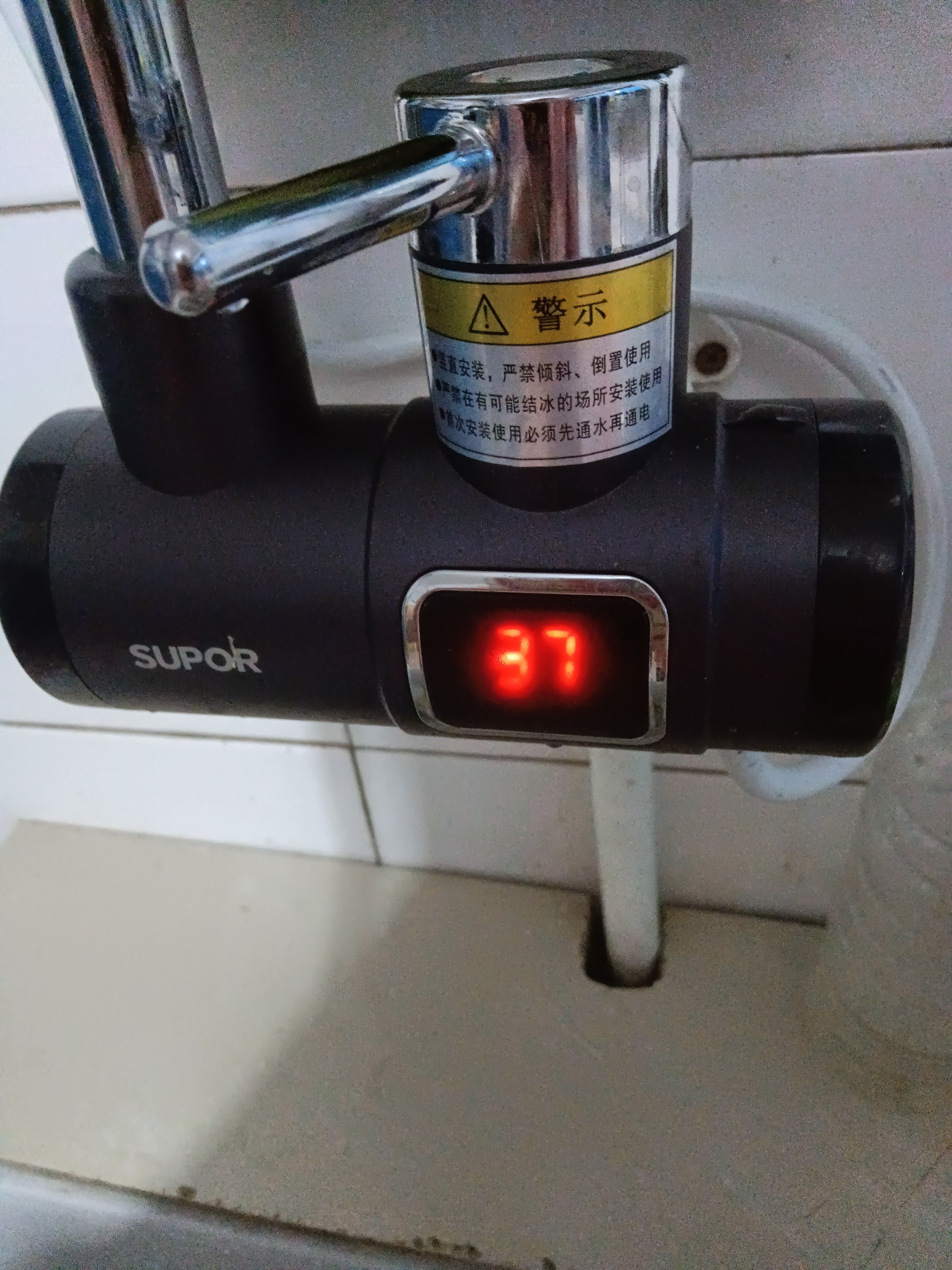 苏泊尔（SUPOR）电热水龙头冷热两用速热即热式电加热器厨房快速过水热卫生间热得快热水器厨卫适用 【侧进水】黑色+漏保 实拍图