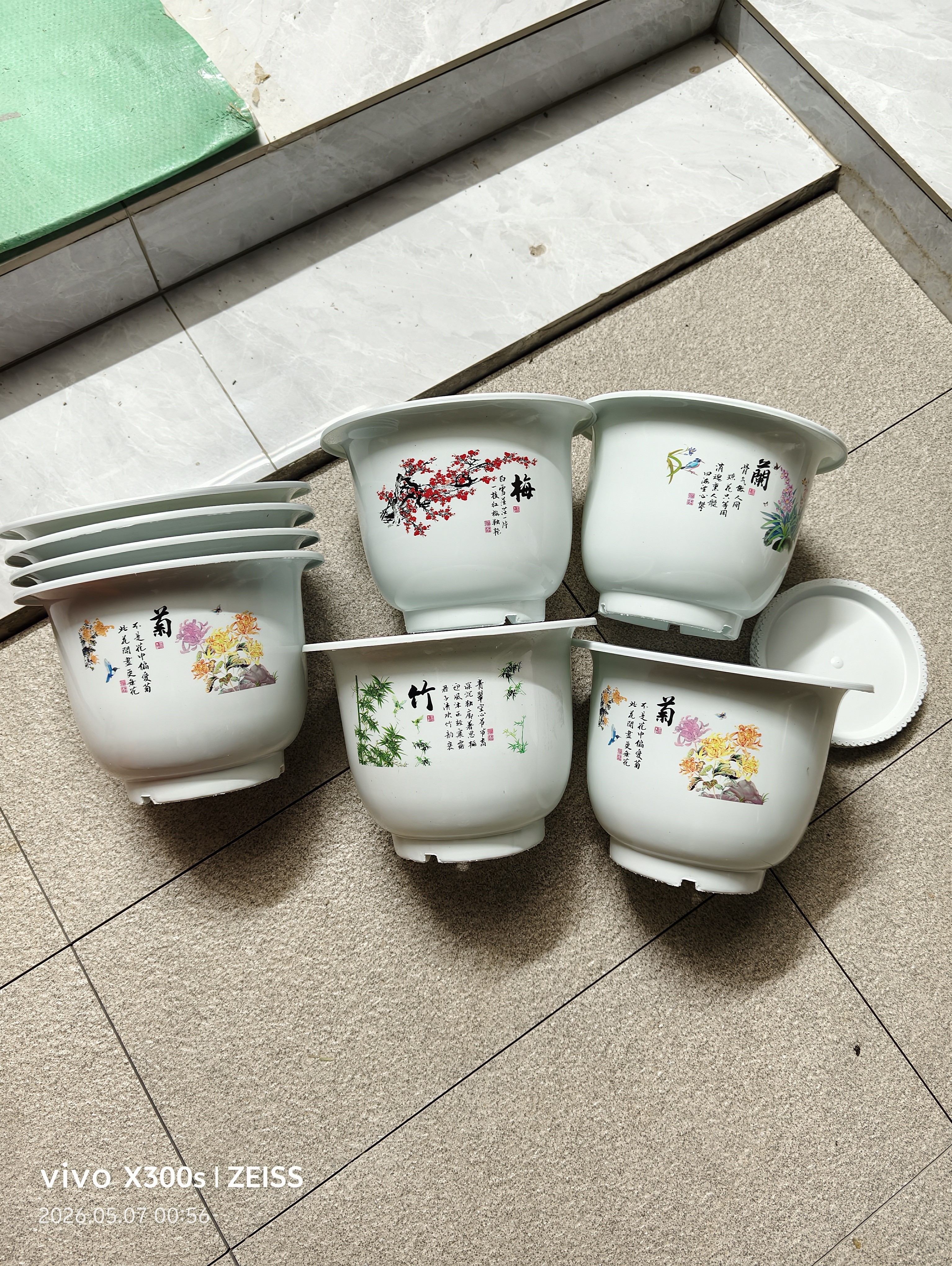 【买一发四】梅兰竹菊高档仿陶瓷塑料花盆加厚花盆 280型号【外径25高19cm】送托盘 梅兰竹菊一套【发四个】 实拍图