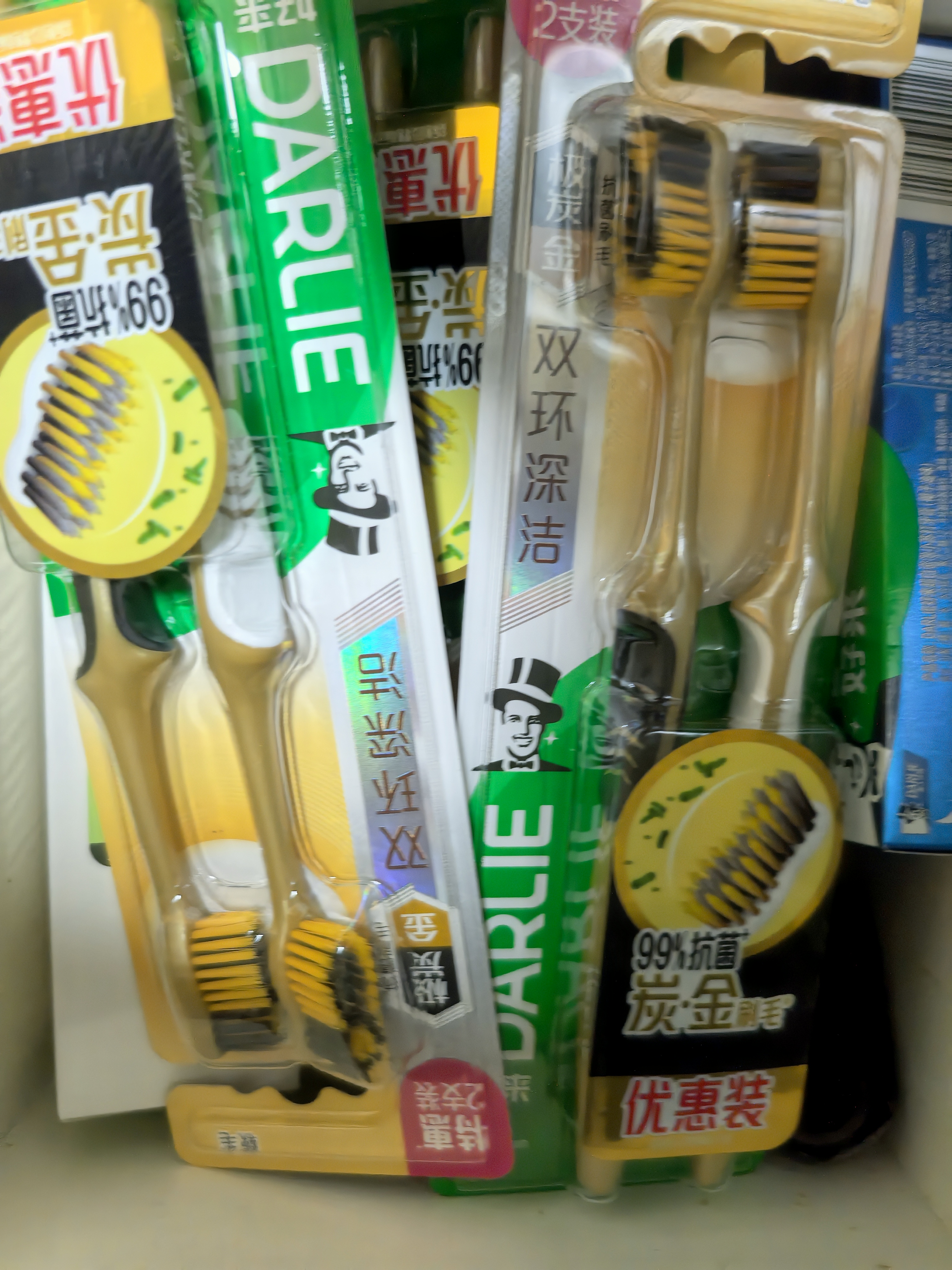 好来（DARLIE）原黑人宽密三重植毛宽头牙刷软毛护龈分区专护绒密绵绵圈4支装 实拍图