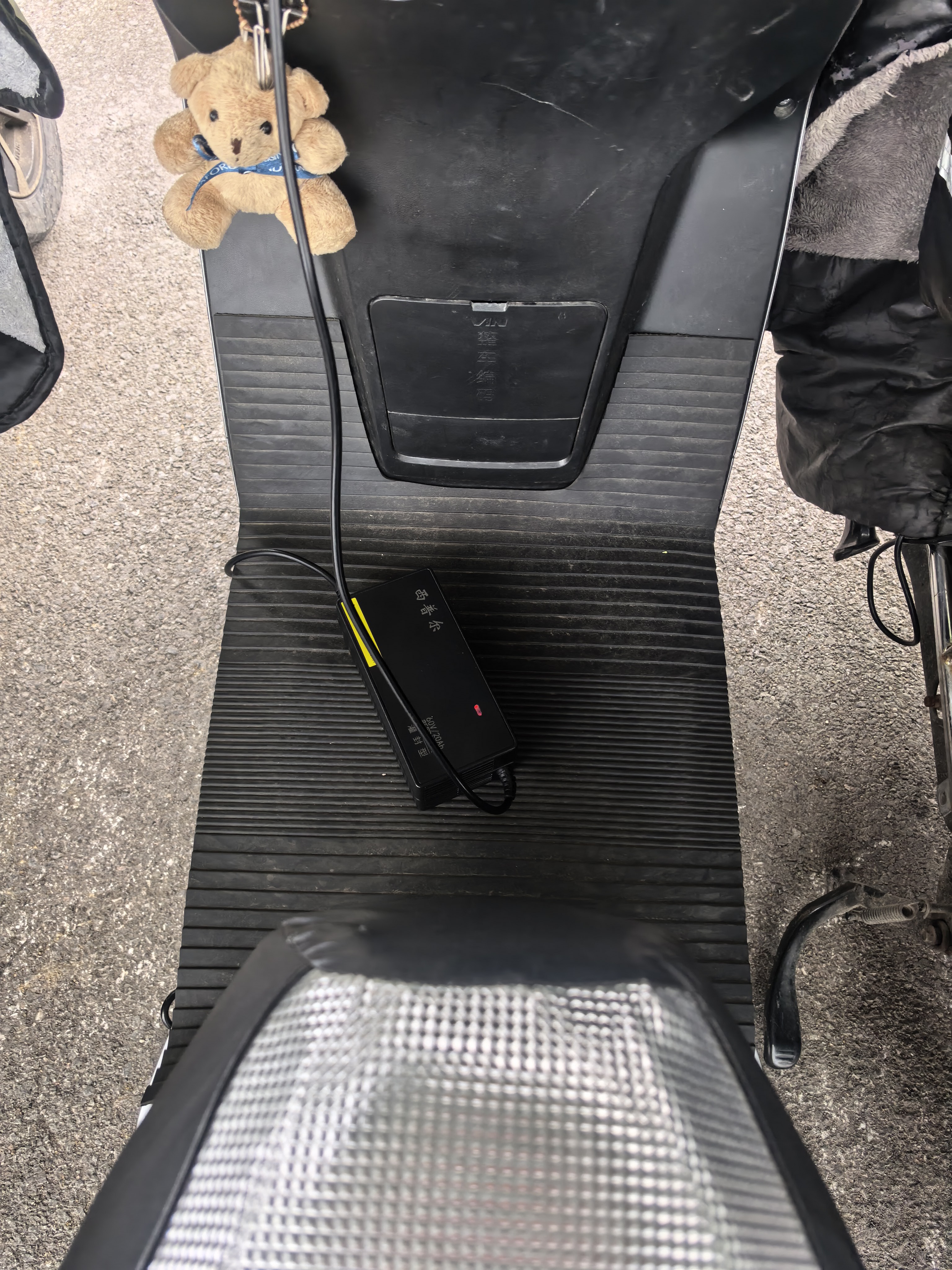 西普尔电动车充电器48v60v72V12/20AH-2a/3A铅酸石墨烯电池充电器适配雅迪爱玛台铃新日小刀电瓶车充电器 60V-20AH【3A】新国标插头 实拍图