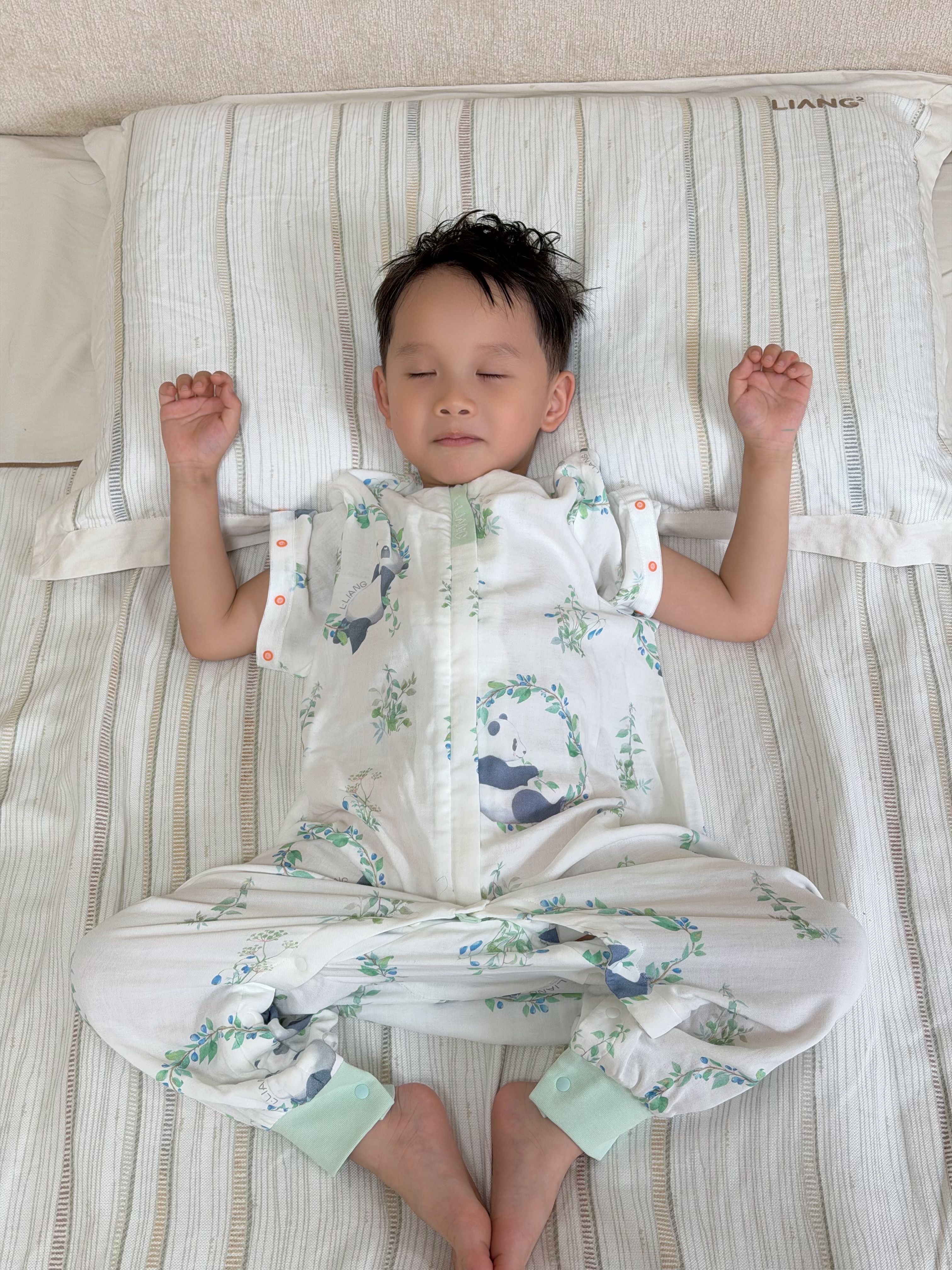 良良（liangliang）婴儿睡袋儿童夏季薄款竹棉纱布分腿宝宝护肚子防踢被四季通用 熊猫滚滚-低敏·竹棉纱【前2后2 室温25-30℃】 XL（建议参考身高90-105CM） 实拍图