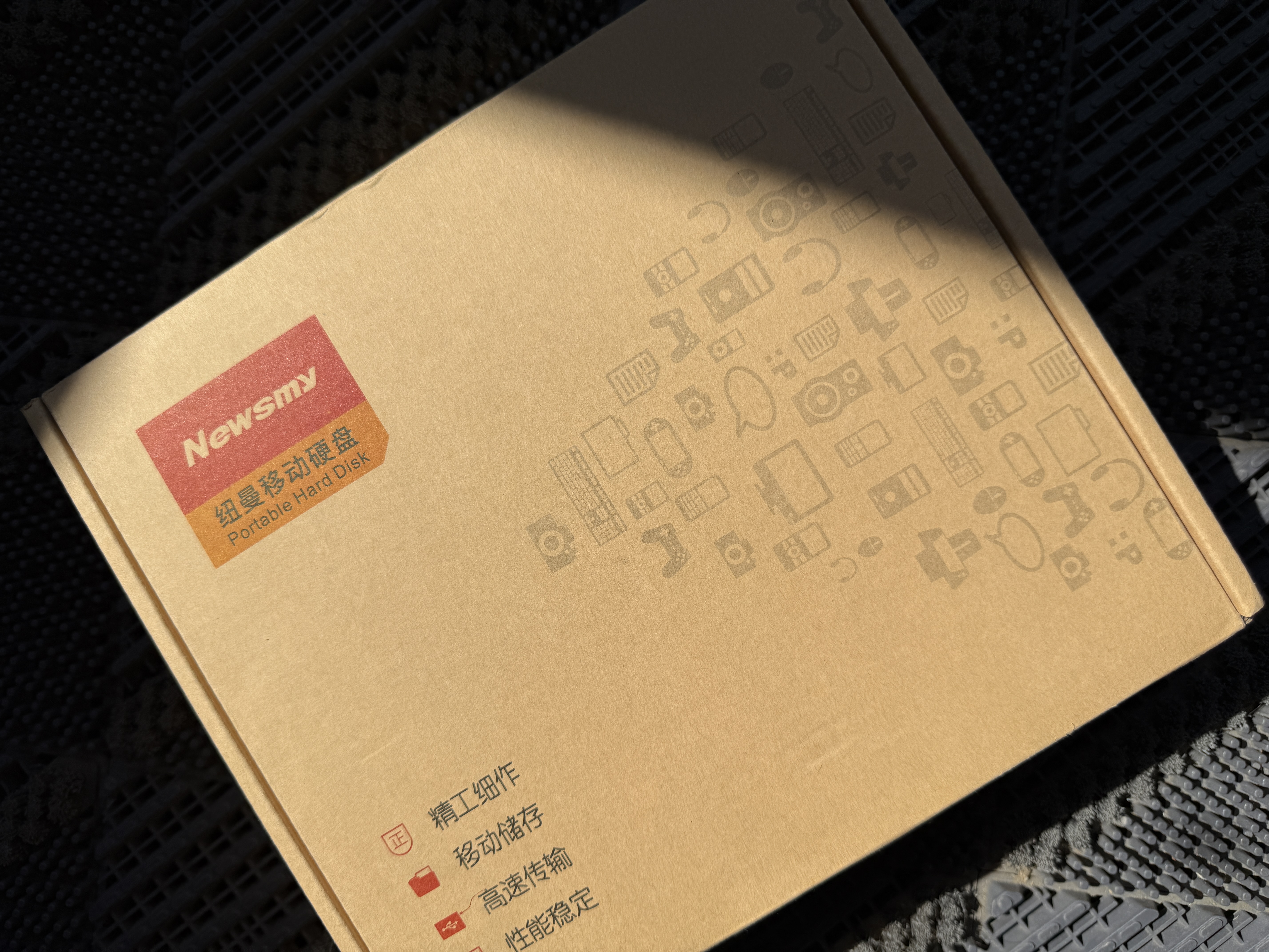 纽曼（Newsmy）12TB 移动硬盘机械 3.5英寸 桌面存储 星际系列 Type-C USB3.1 硅胶保护金属外壳 大容量 实拍图
