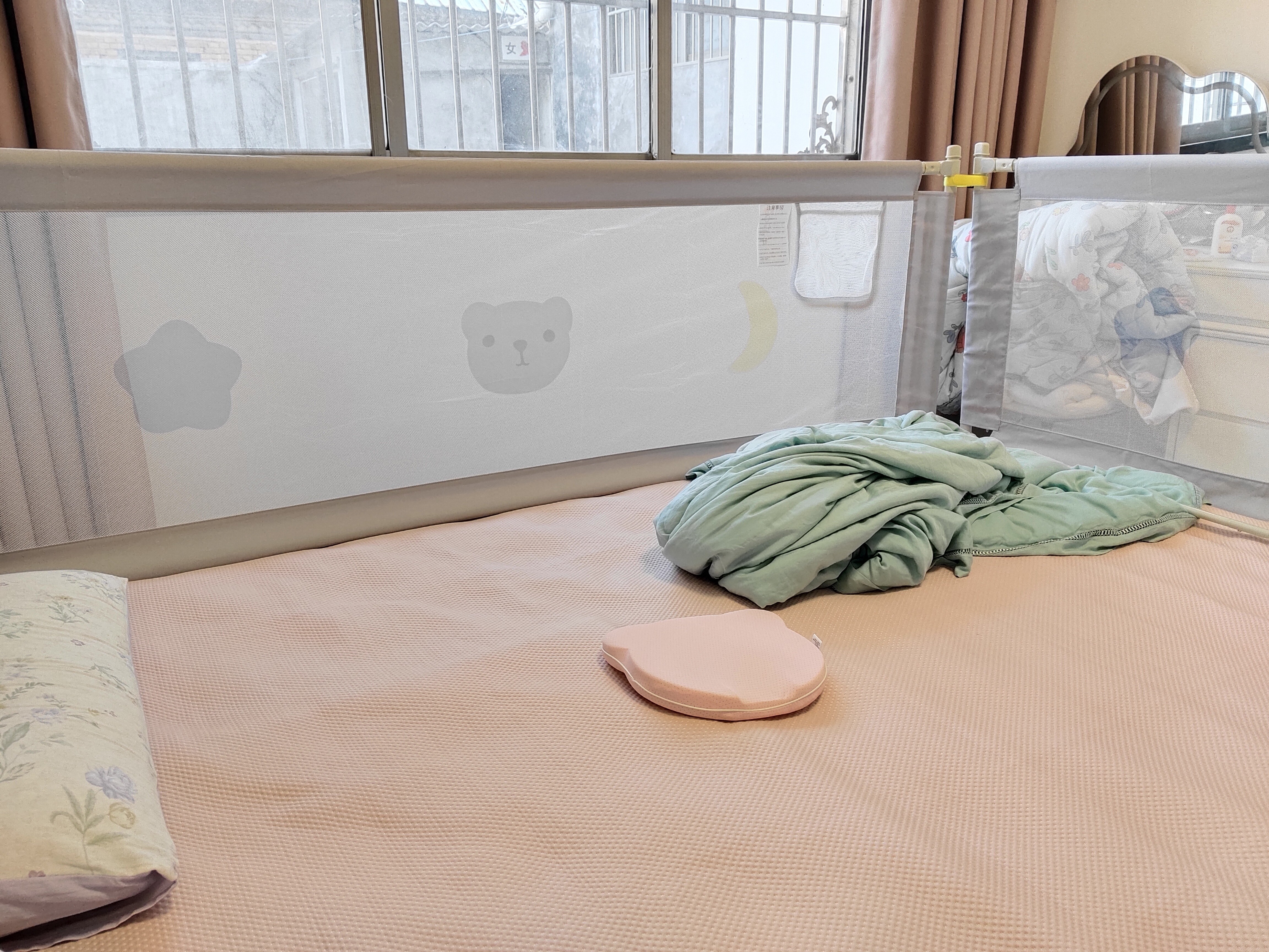 宝之轩床围栏床上护栏婴儿童床挡板宝宝防摔护栏垂直升降 【无缝设计】皇冠熊 2.2m 单面装 实拍图