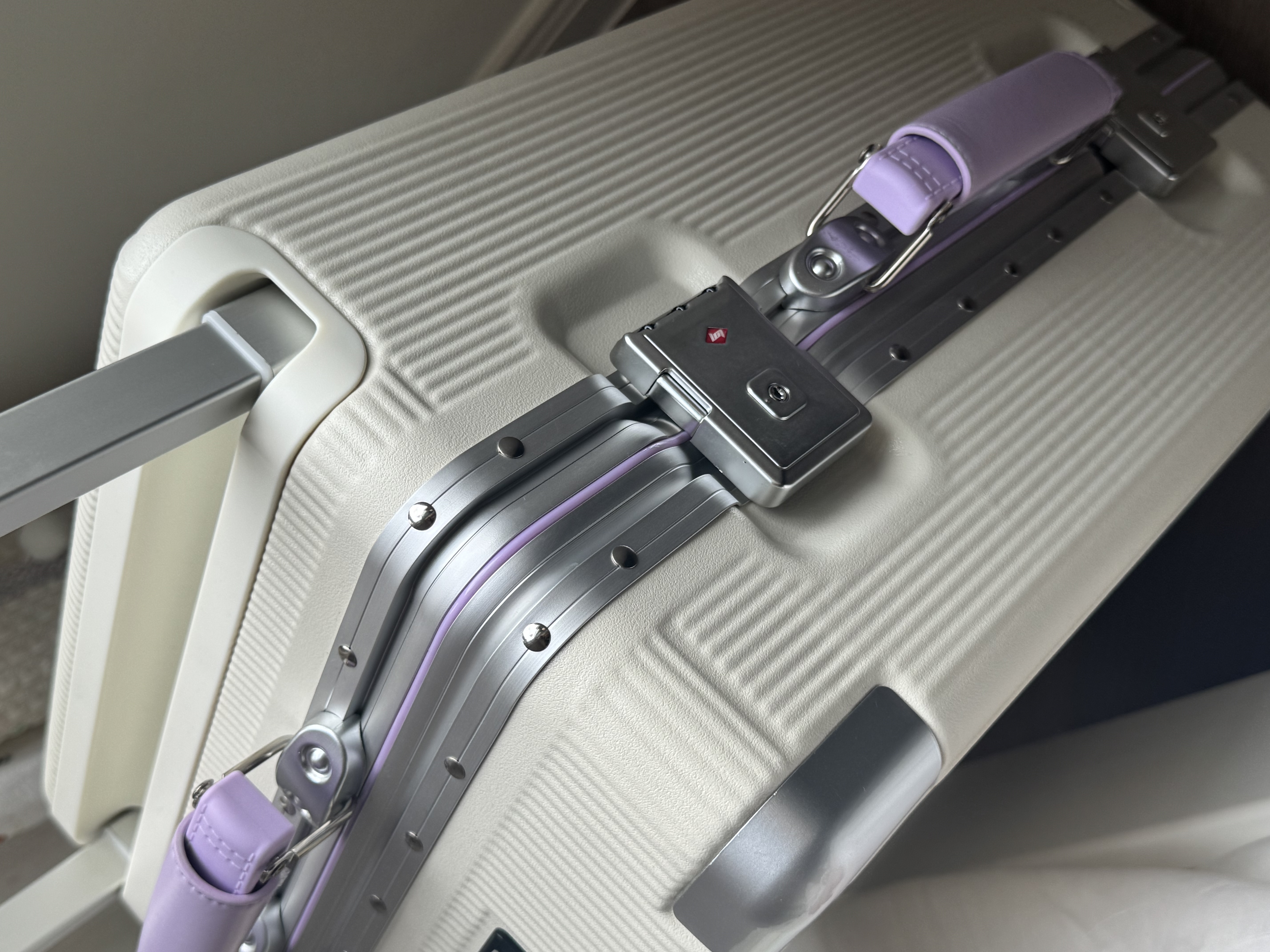 游乐者（MUSIC TRAVELS）行李箱前翻盖铝框拉杆箱PC多功能旅行密码箱子高颜值大容量登机箱 糯紫奶白（左）标准版「前翻盖+充电+折叠杯架+挂钩」 24英寸 「可托运，附透明箱套」 实拍图
