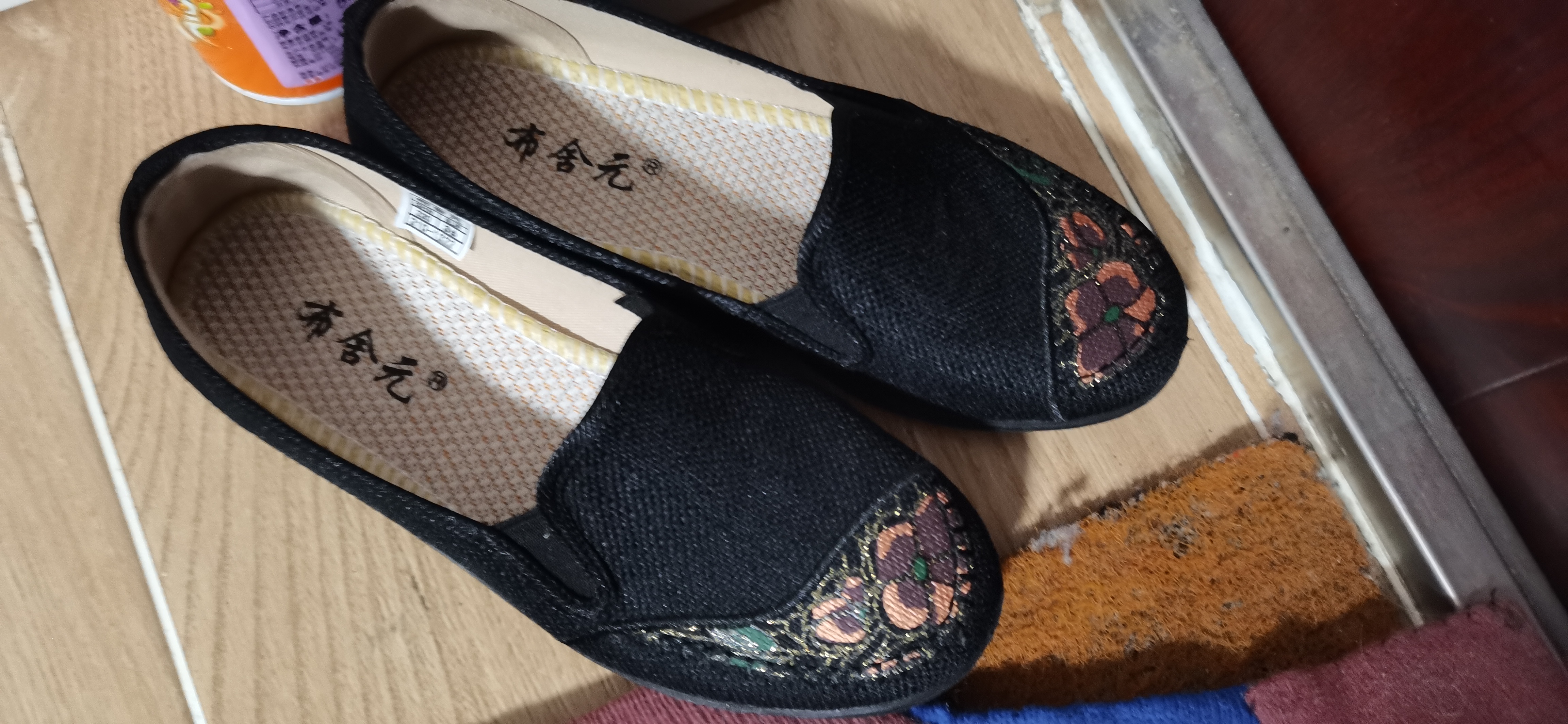 布舍元 单鞋女平底圆头妈妈鞋软底透气女士一脚蹬套脚懒人鞋中老年老人老北京布鞋女  210-1322 黑色 36 实拍图