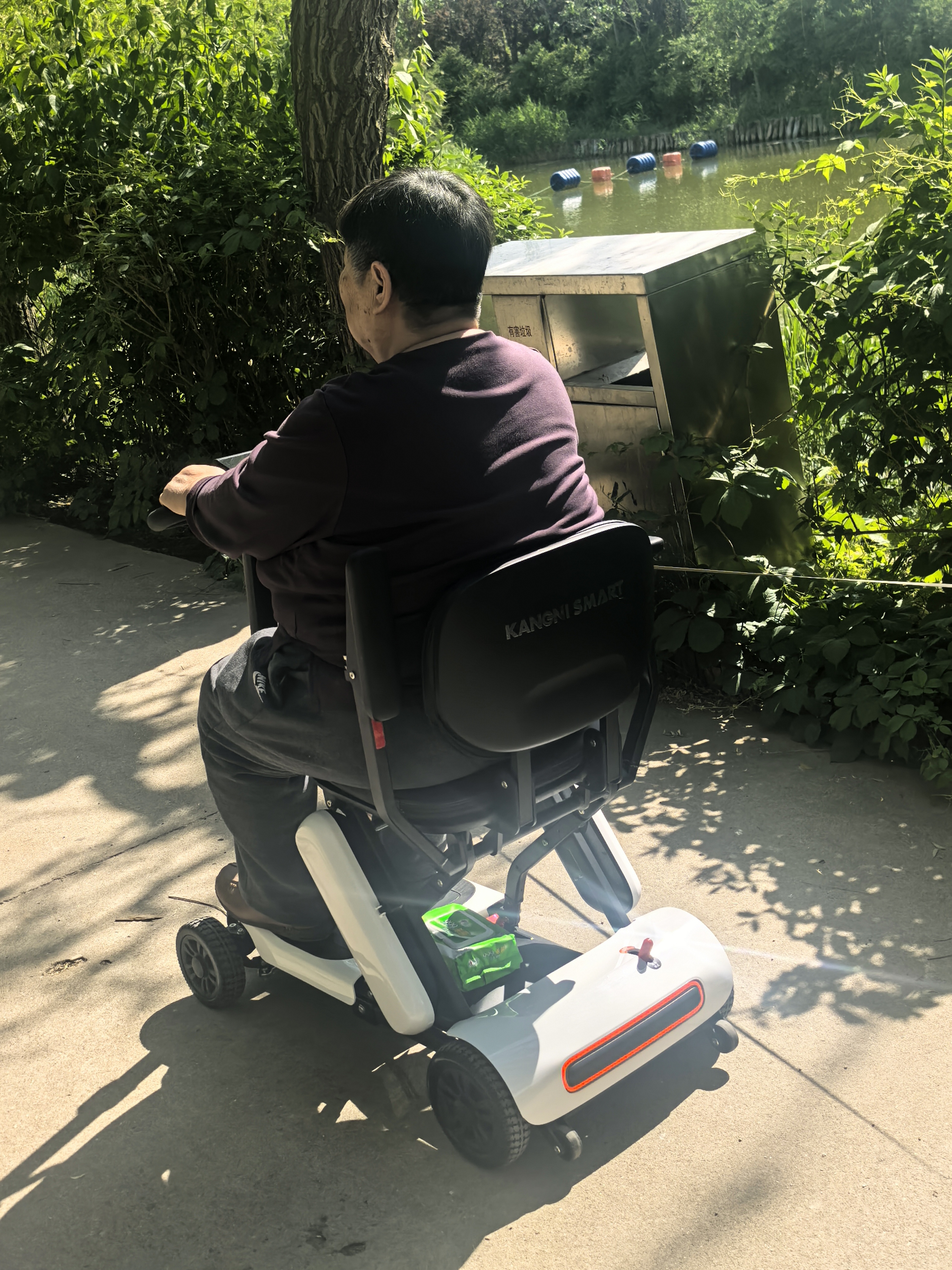 康尼智康电动轻便轮椅车可折叠代步电磁刹车锂电康尼蓝精灵KZ601Bmax白色 实拍图