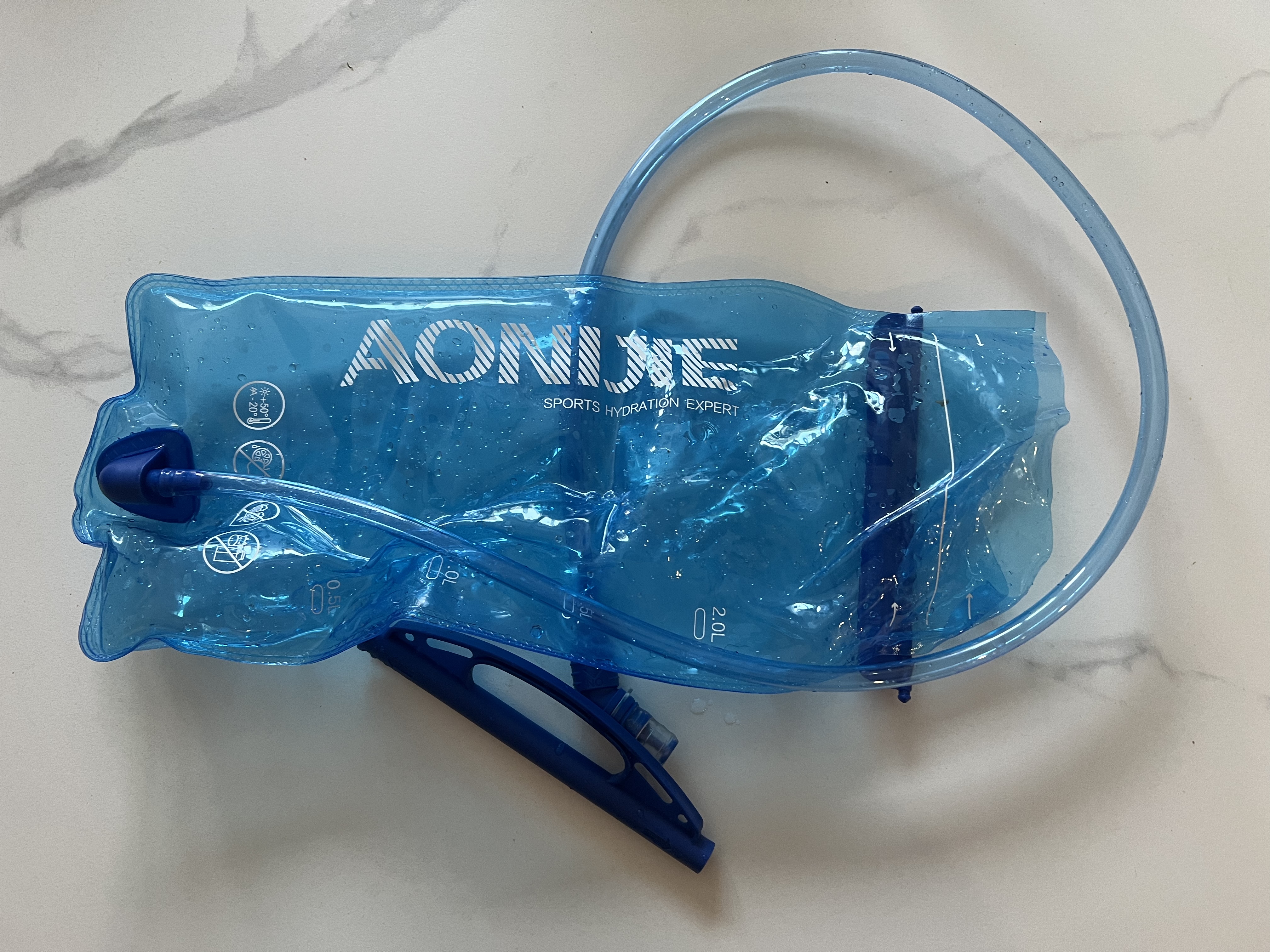 奥尼捷（AONIJIE）运动软水壶户外软水袋可折叠越野跑步水袋马拉松便携水杯 2L 水袋 实拍图